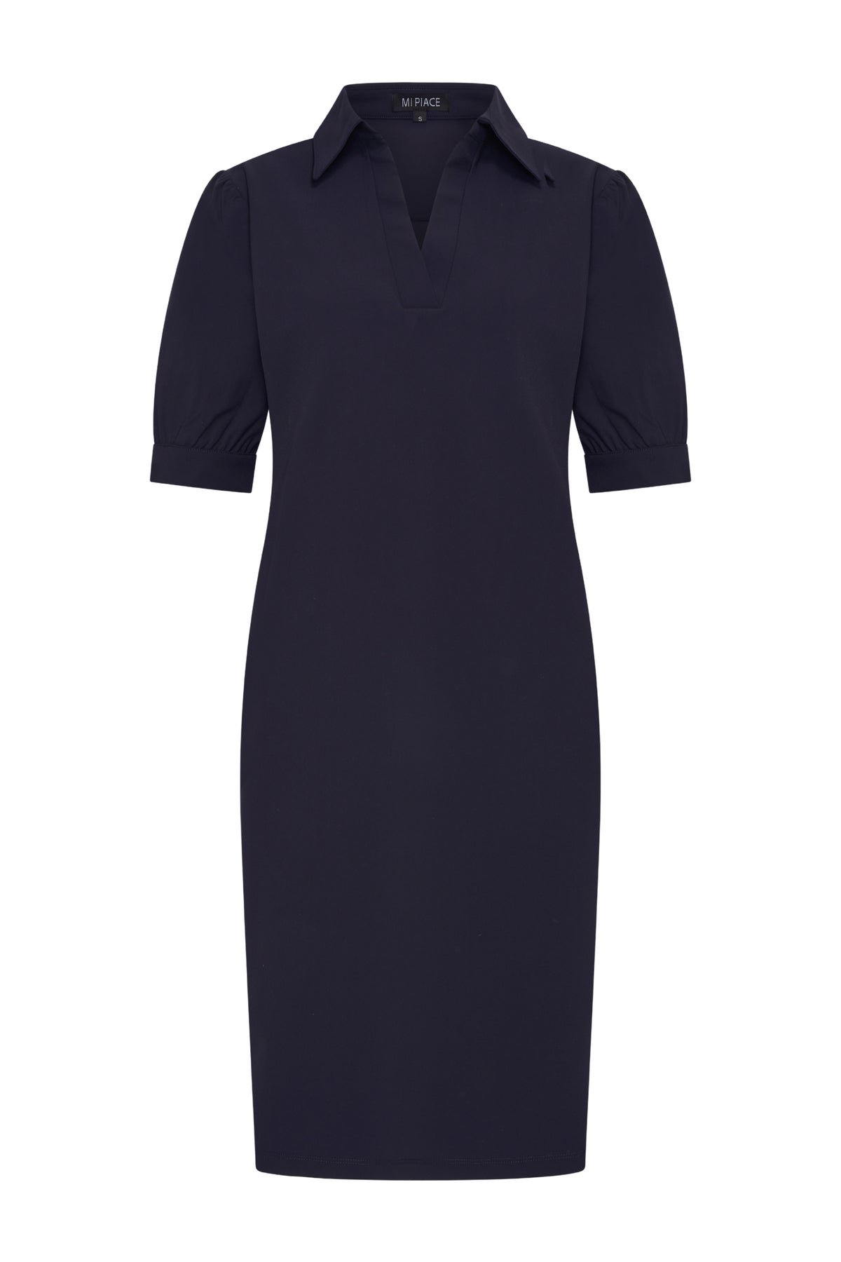 Navy blauwe travel jurk Polo van Mi Piace met comfortabele pasvorm en elegante stijl, zichtbaar op de afbeelding.
