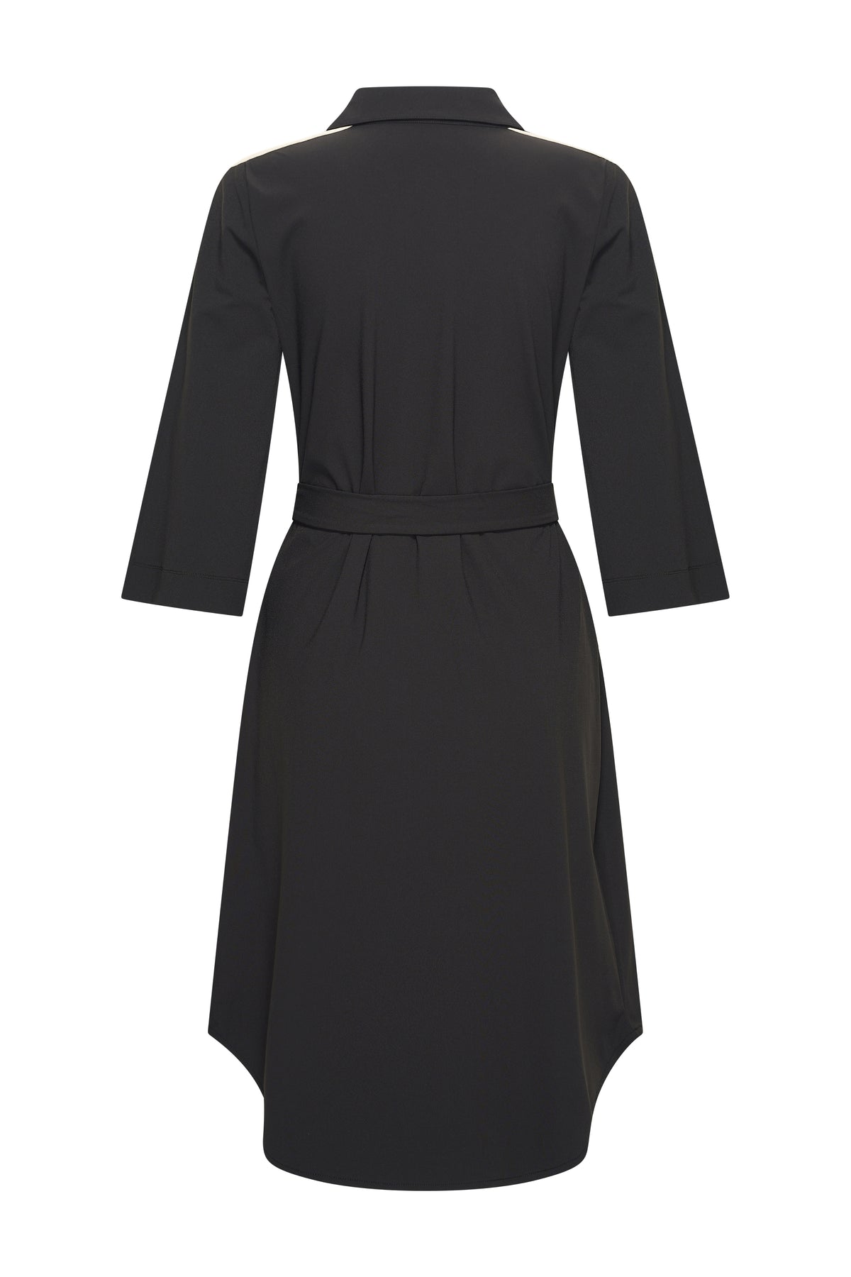 Zwarte reisjurk van Mi Piace met tape detail, elegant en comfortabel voor reizen en casual dagen.