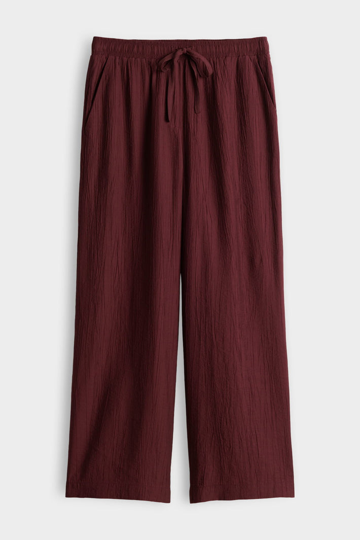 Licht geruite broek van Opus in crinkelstof met een patroon van kersenjamkleur, geschikt voor casual en comfortabele outfits.