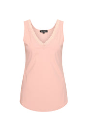 Mi Piace Travel Top Mellow Rose 202129, roze top met zachte stof en stijlvolle pasvorm, gedragen door een model.