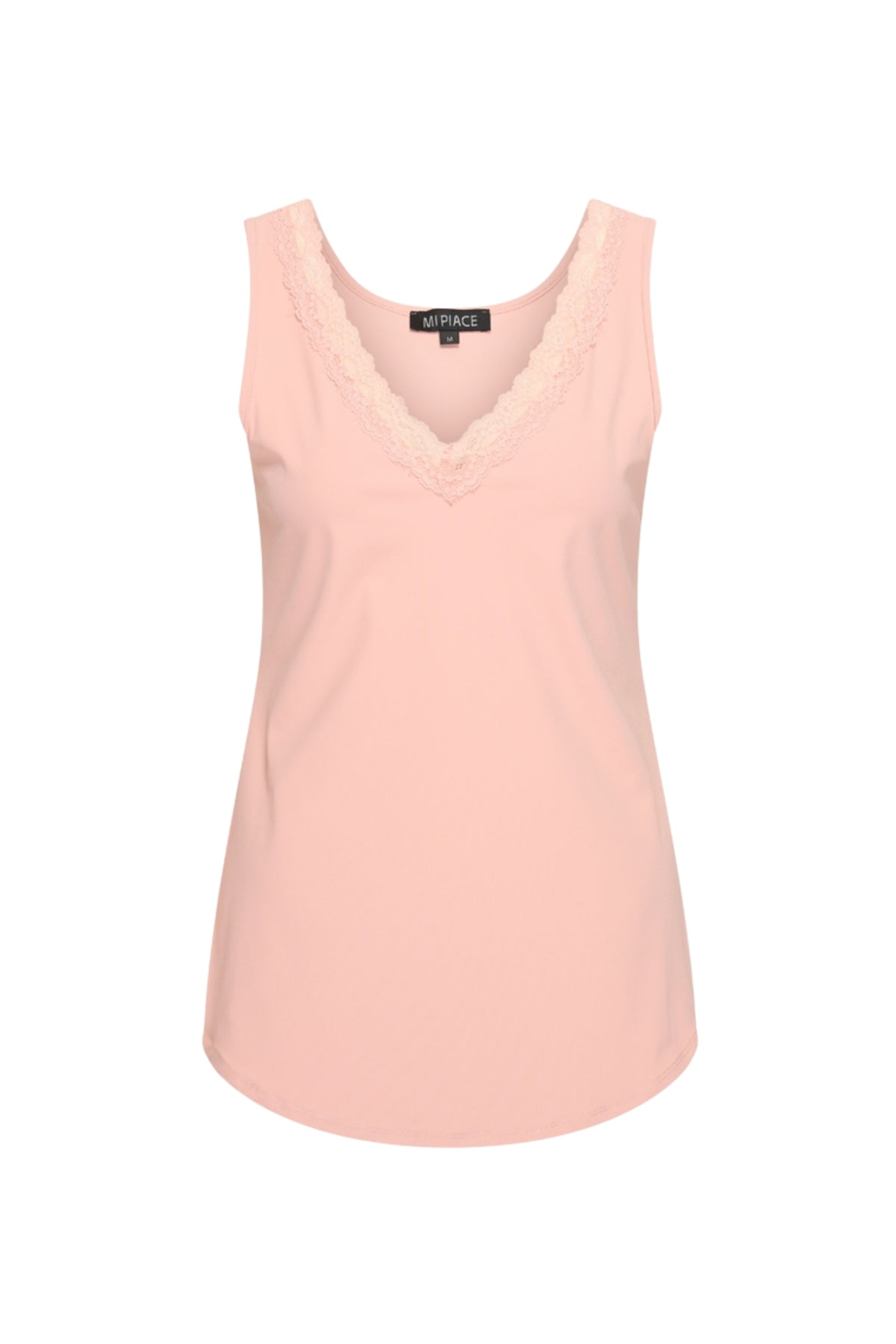 Mi Piace Travel Top Mellow Rose 202129, roze top met zachte stof en stijlvolle pasvorm, gedragen door een model.