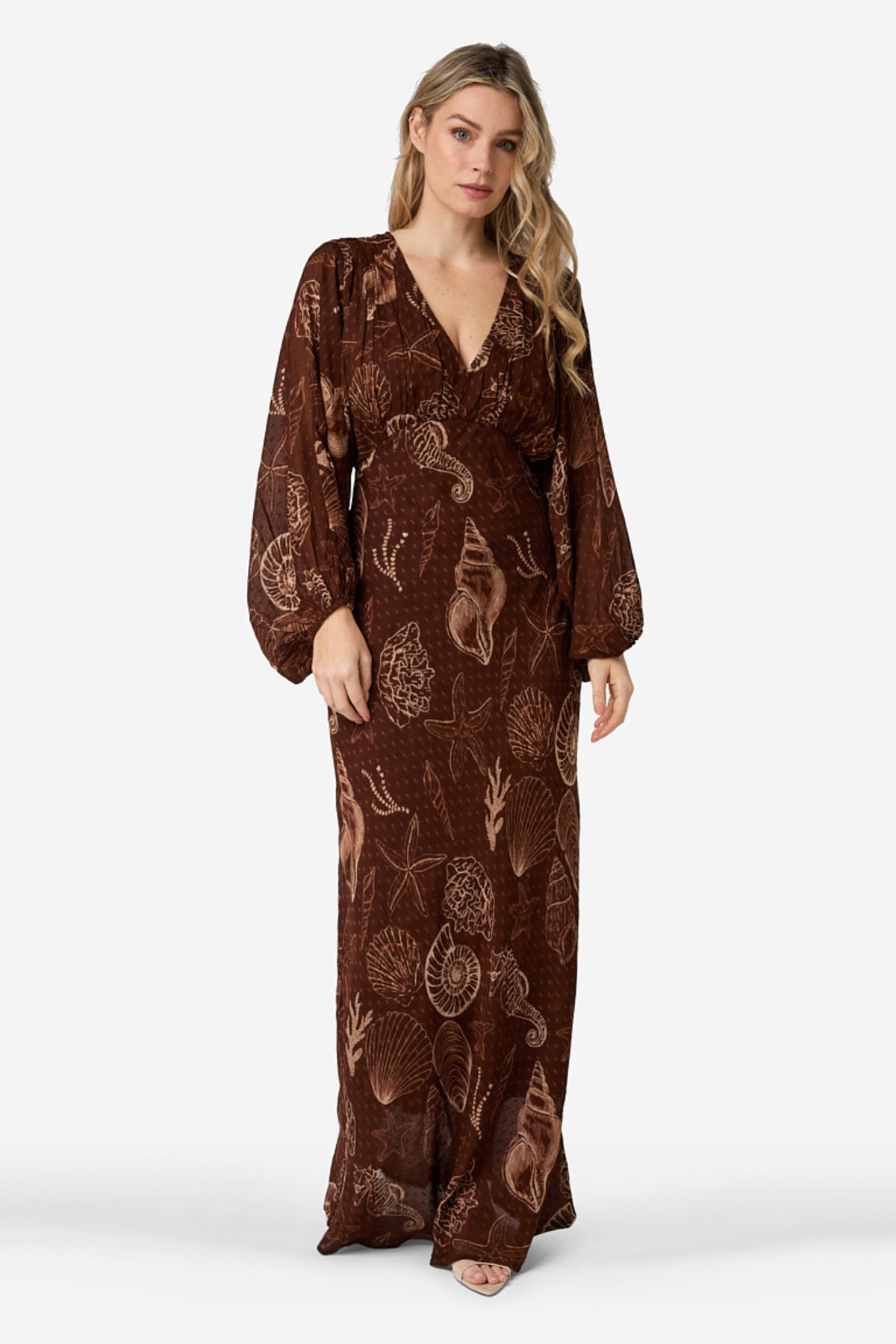 Marrone jurk Danoli Shell van Ibana, vloeiend model met elegante snit en zachte stof, gedragen door een model.