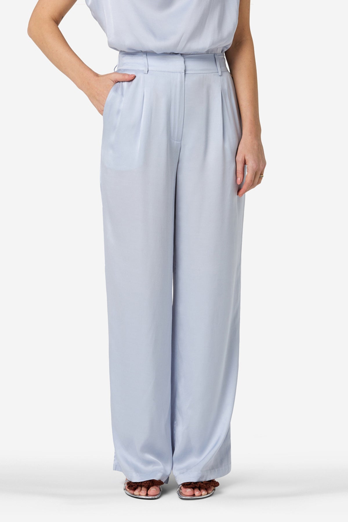 Ibana Pasha Violetta blauwe broek met loszittende snit en elastische tailleband, geschikt voor casual en comfortabele stijl.