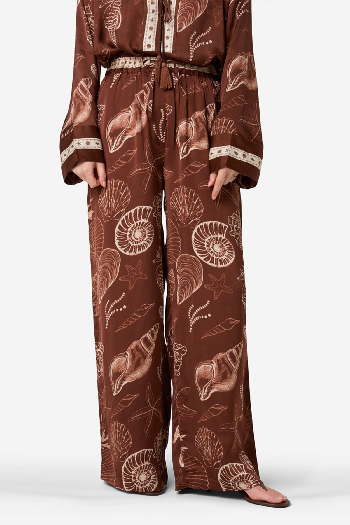 Marron Piero Shell broek van Ibana, met comfortabele pasvorm en casual stijl, zichtbaar in close-up afbeelding.