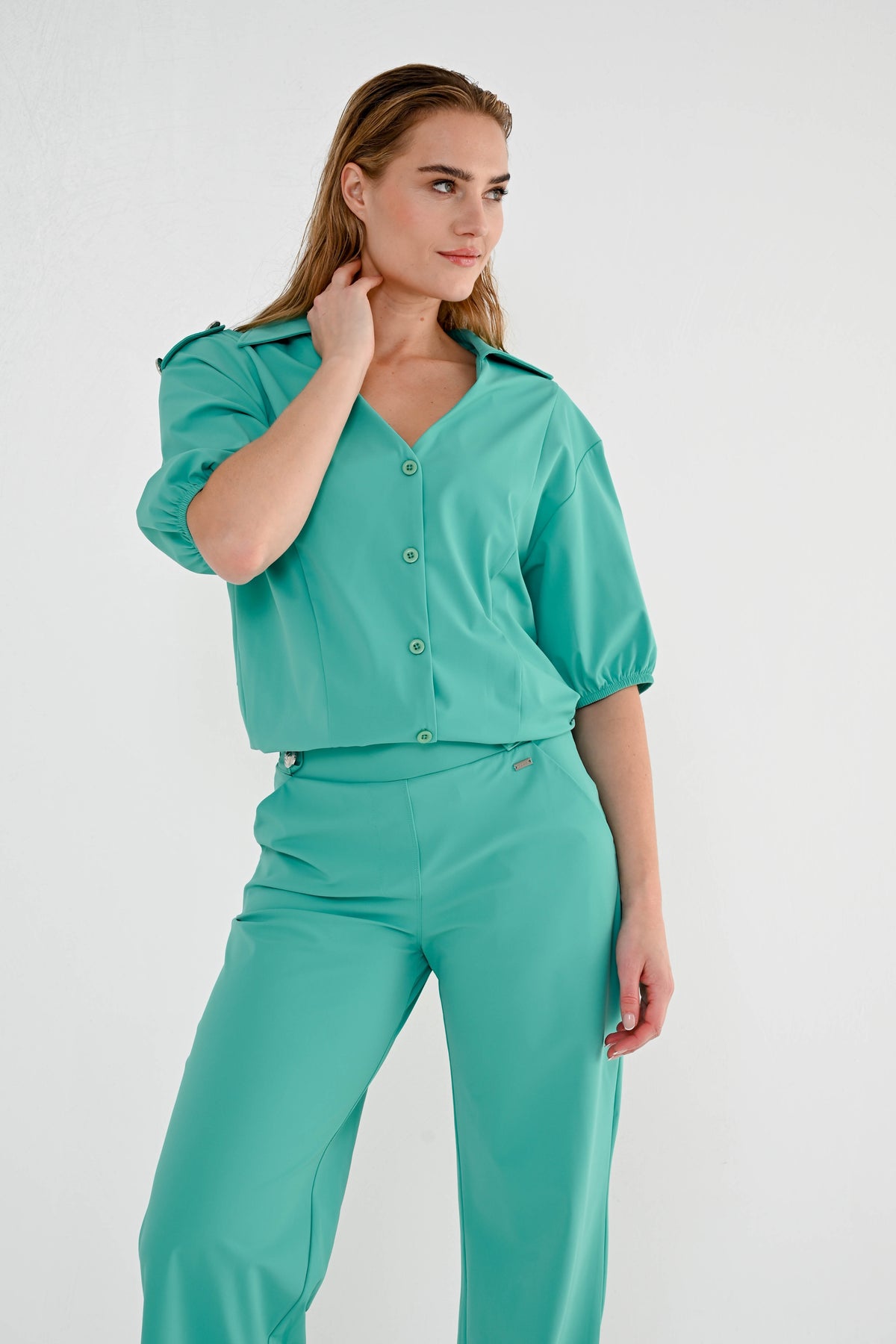 Maicazz & Zizo Travel blouse Flixx in heldere aqua kleur, licht en comfortabel voor reizen, met een losse pasvorm.