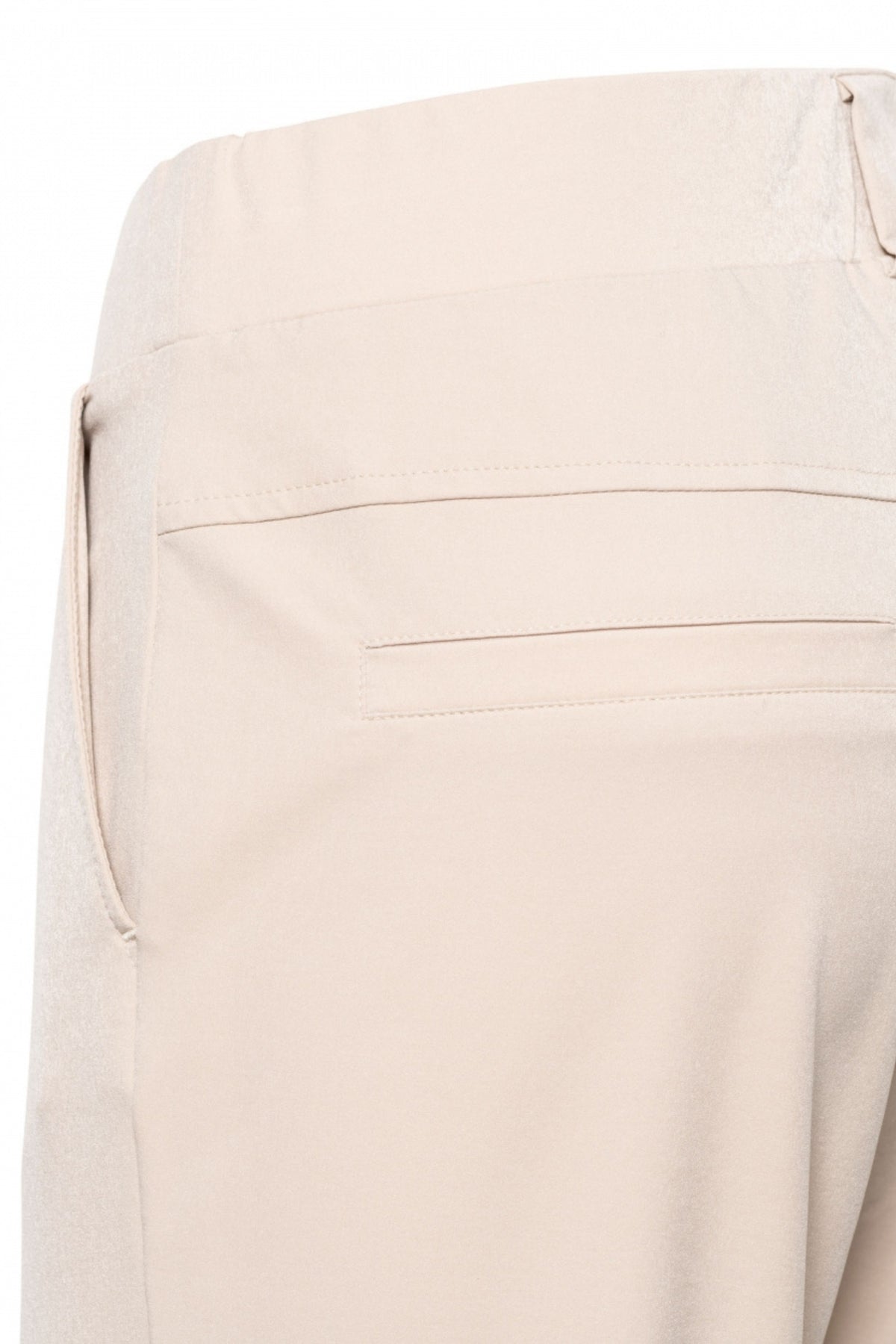 Lichte travel broek Penelope Flare van &Co woman, zwart met wijde pijpen, geschikt voor reizen en casual dragen.