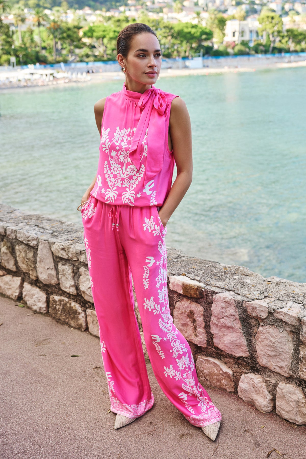 EsQualo Paradise Print broek met kleurrijk bloemenpatroon en comfortabele pasvorm, geschikt voor casual en feestelijke gelegenheden.
