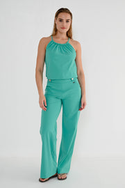 Reisbroek Xavi Bright Aqua van Maicazz & Zizo, heldere turquoise kleur, comfortabele pasvorm en lichtgewicht materiaal.