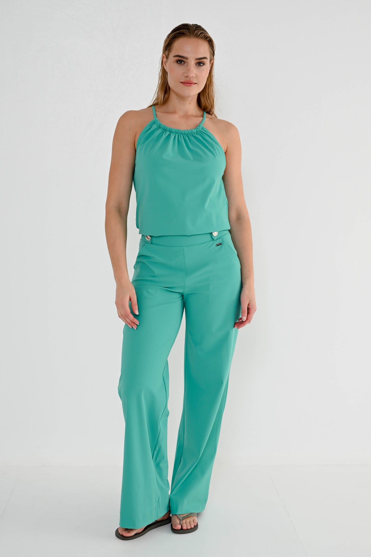 Reisbroek Xavi Bright Aqua van Maicazz & Zizo, heldere turquoise kleur, comfortabele pasvorm en lichtgewicht materiaal.