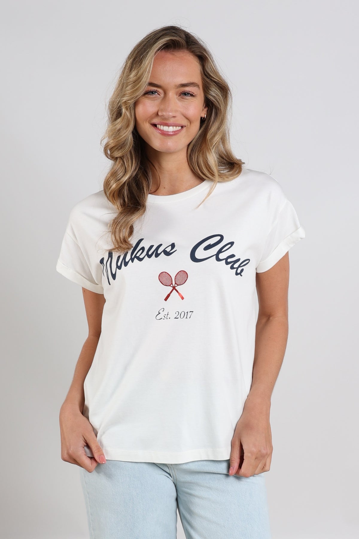 Wit Nukus Pippa T-shirt met ronde hals en korte mouwen, gedragen door een model.