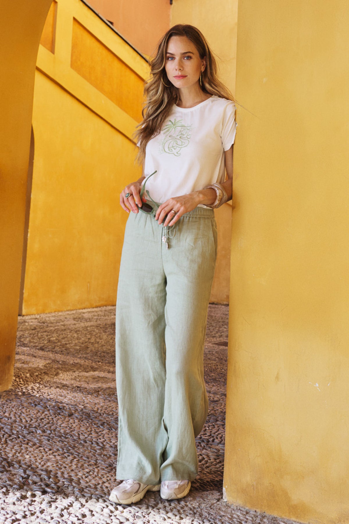 Offwhite EsQualo T-shirt met groene palm embroidered print, casual heren T-shirt met opvallend design.