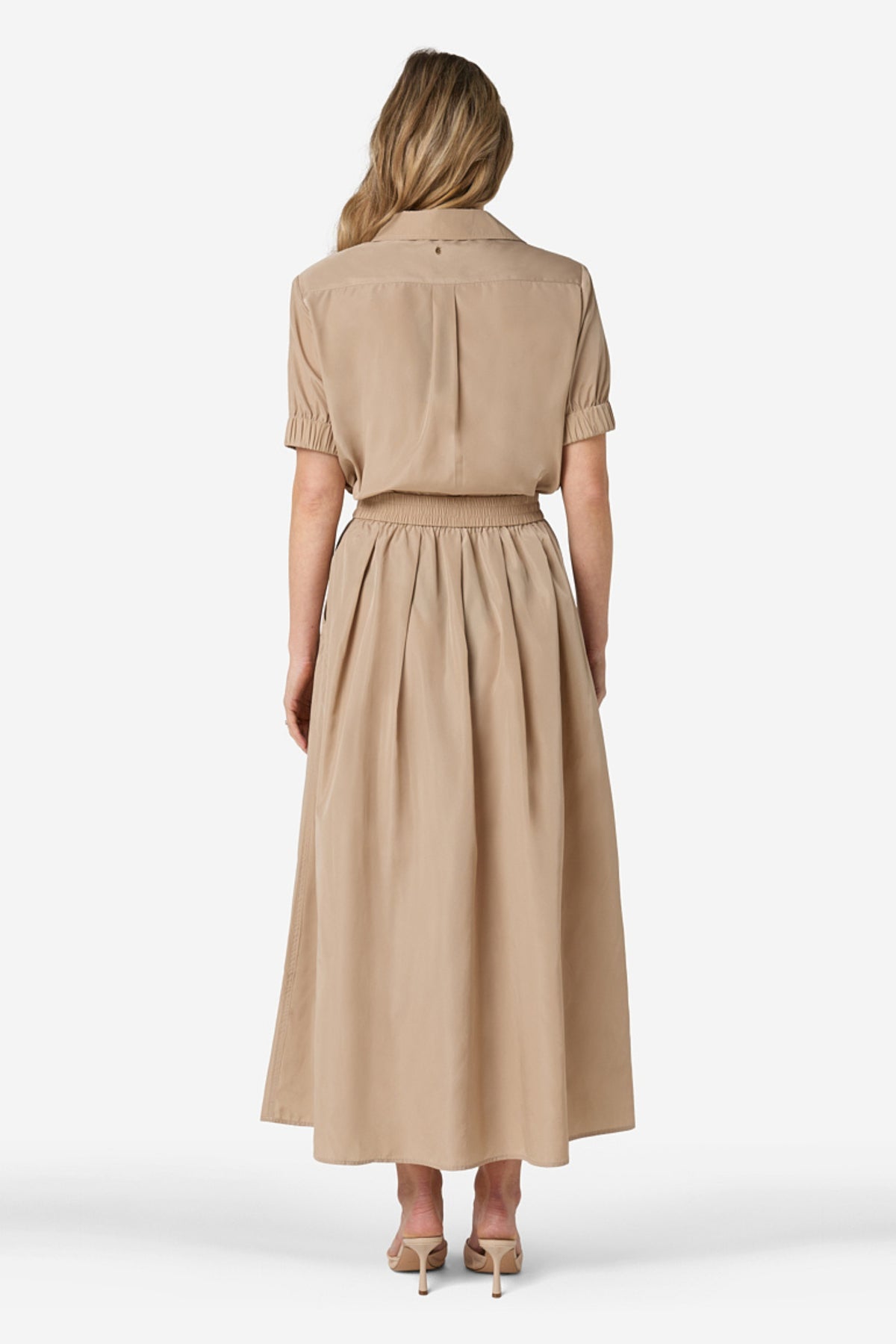 Ibana Sana Ostra beige rok met bloemenprint en elastische taille, gedragen door een model op een neutrale achtergrond.