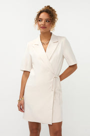 Lichte ecru jurk Hazel van Ydence met vloeiende stof en elegante snit, perfect voor casual en feestelijke gelegenheden.