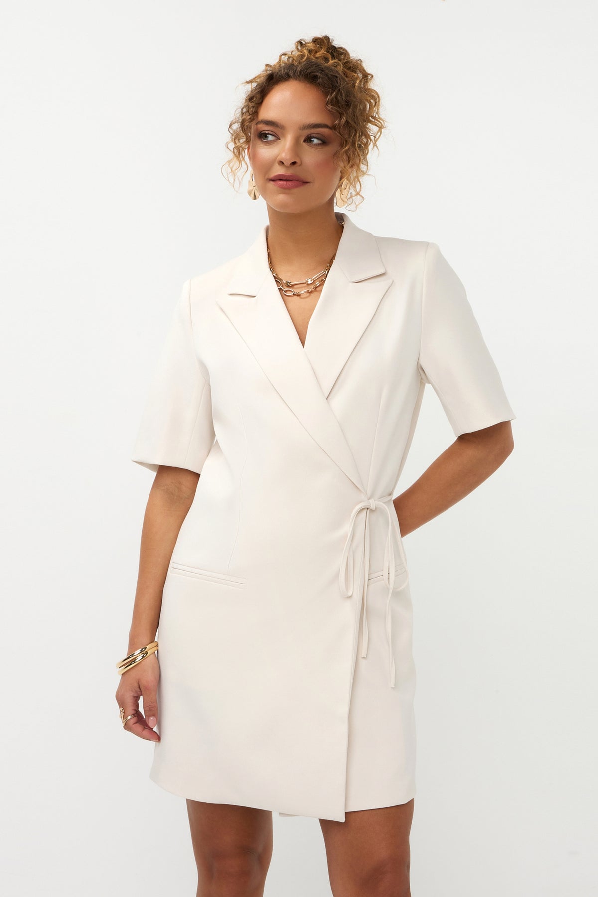 Lichte ecru jurk Hazel van Ydence met vloeiende stof en elegante snit, perfect voor casual en feestelijke gelegenheden.