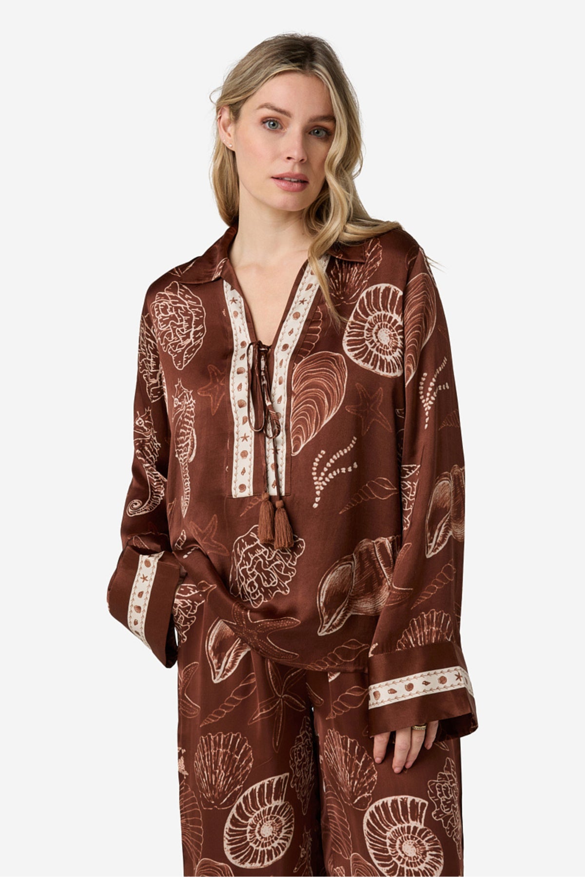 Ibana Tarya Shell marron blouse met lange mouwen en ritssluiting, getoond op een model.