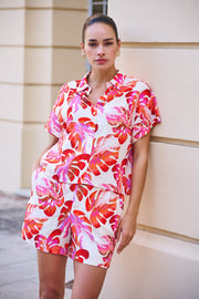 EsQualo korte blouse Wonders Print HS26.10207 met kleurrijk patroon en losse pasvorm, gedragen door een model.