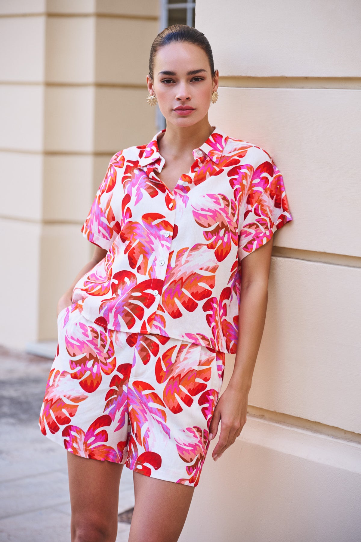 EsQualo korte blouse Wonders Print HS26.10207 met kleurrijk patroon en losse pasvorm, gedragen door een model.