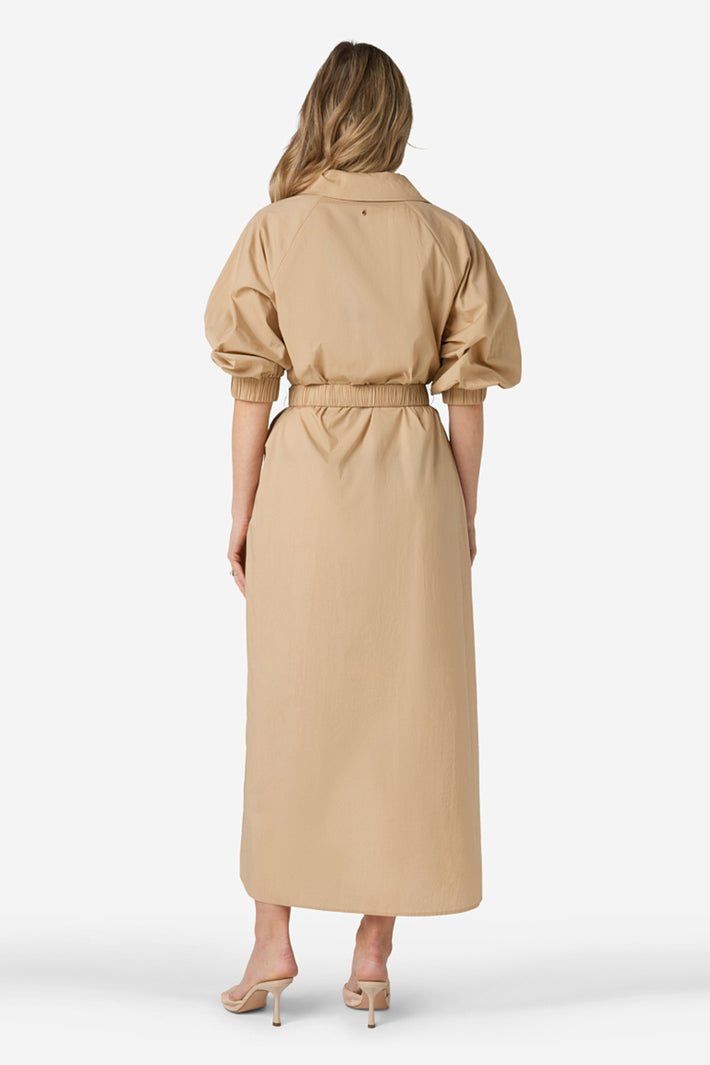 Beige Danique Ostra jurk van Ibana, elegante midi-jurk met zachte stof en stijlvolle pasvorm, zichtbaar op de foto.