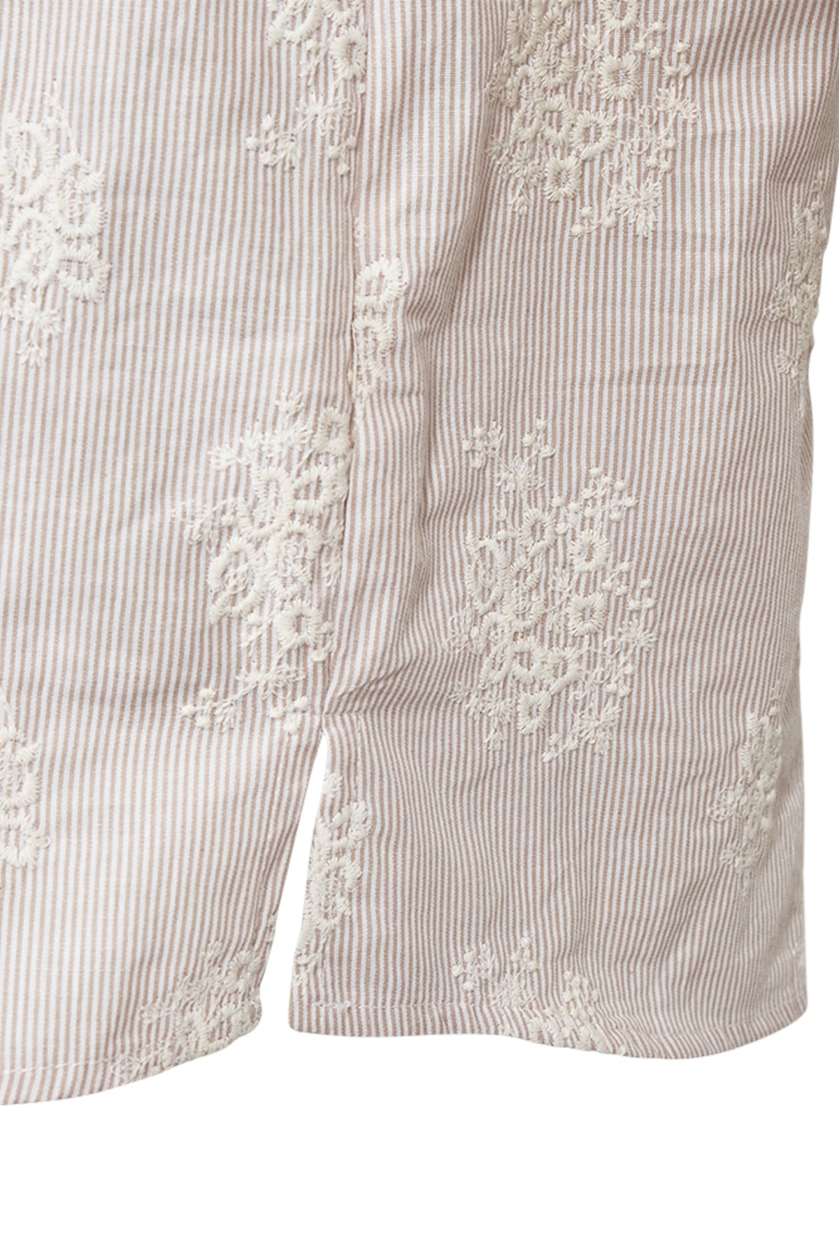 Witte blouse Fqlela Brilliant White Moonbeam van Freequent, soepel vallend met lange mouwen en elegante snit.