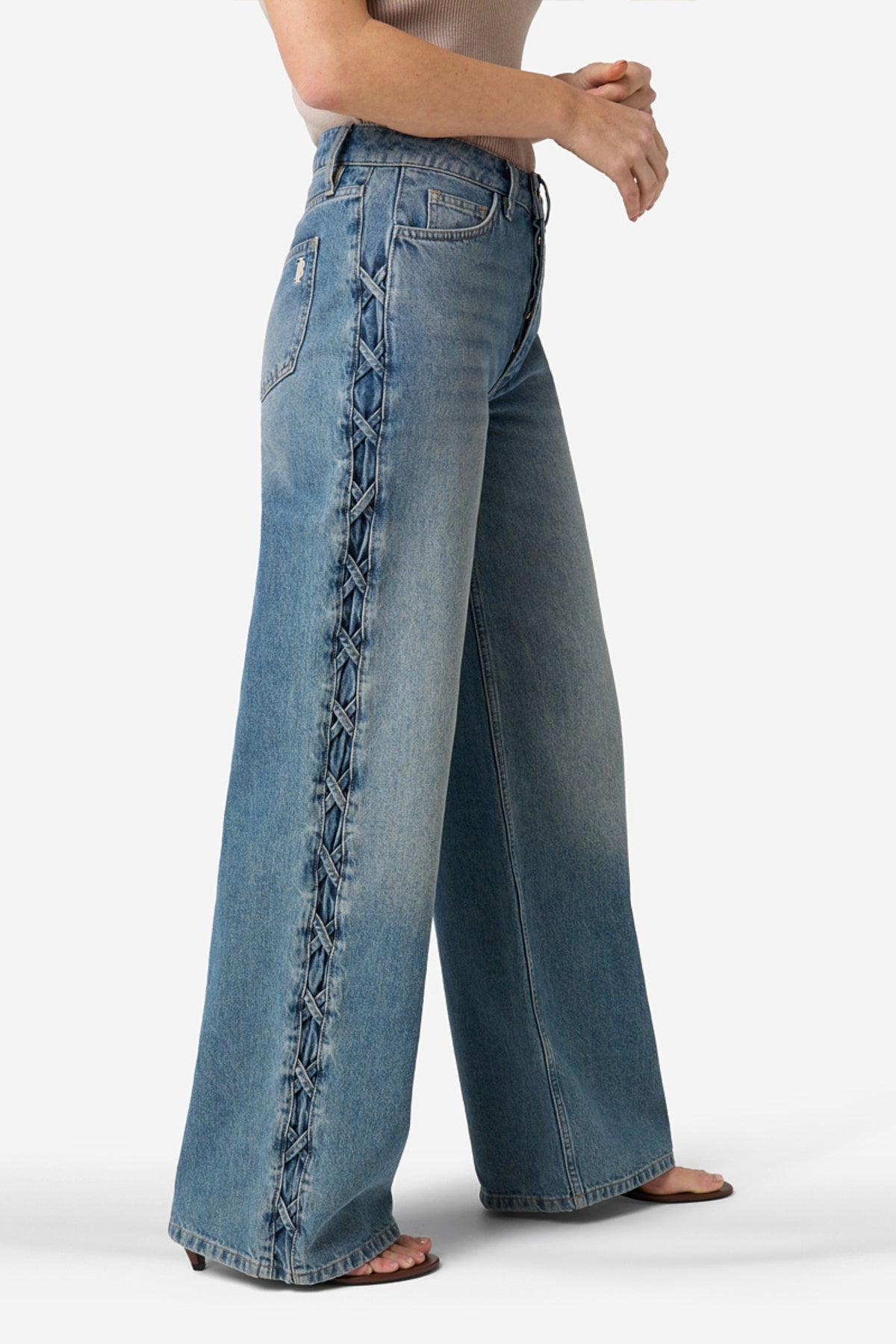 Ibana Poseph Piedra Denim broek met rechte snit en klassieke blauwe denim stof, zichtbaar op de afbeelding.