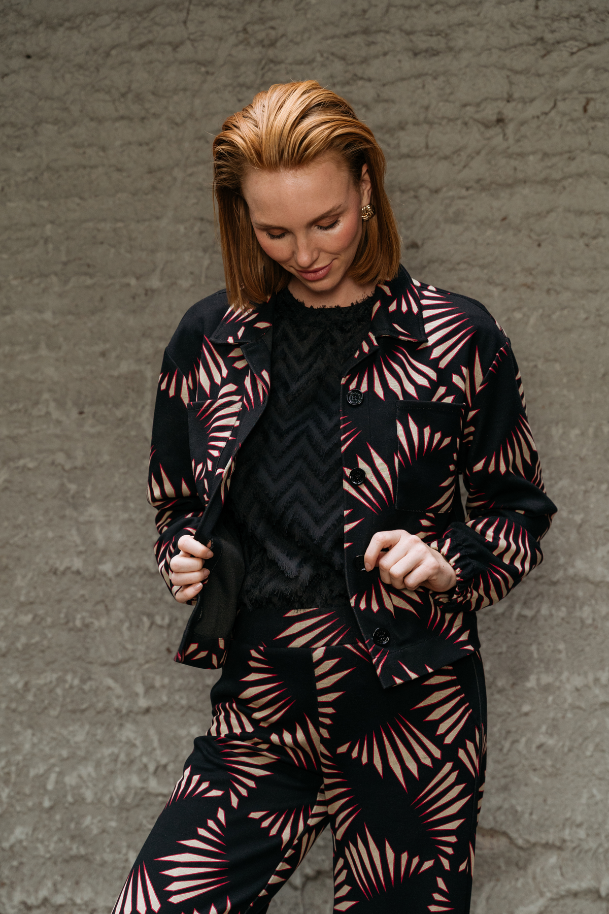 Zwarte Dawn Graphic broek van &Co woman met multicolor grafisch ontwerp en comfortabele pasvorm.