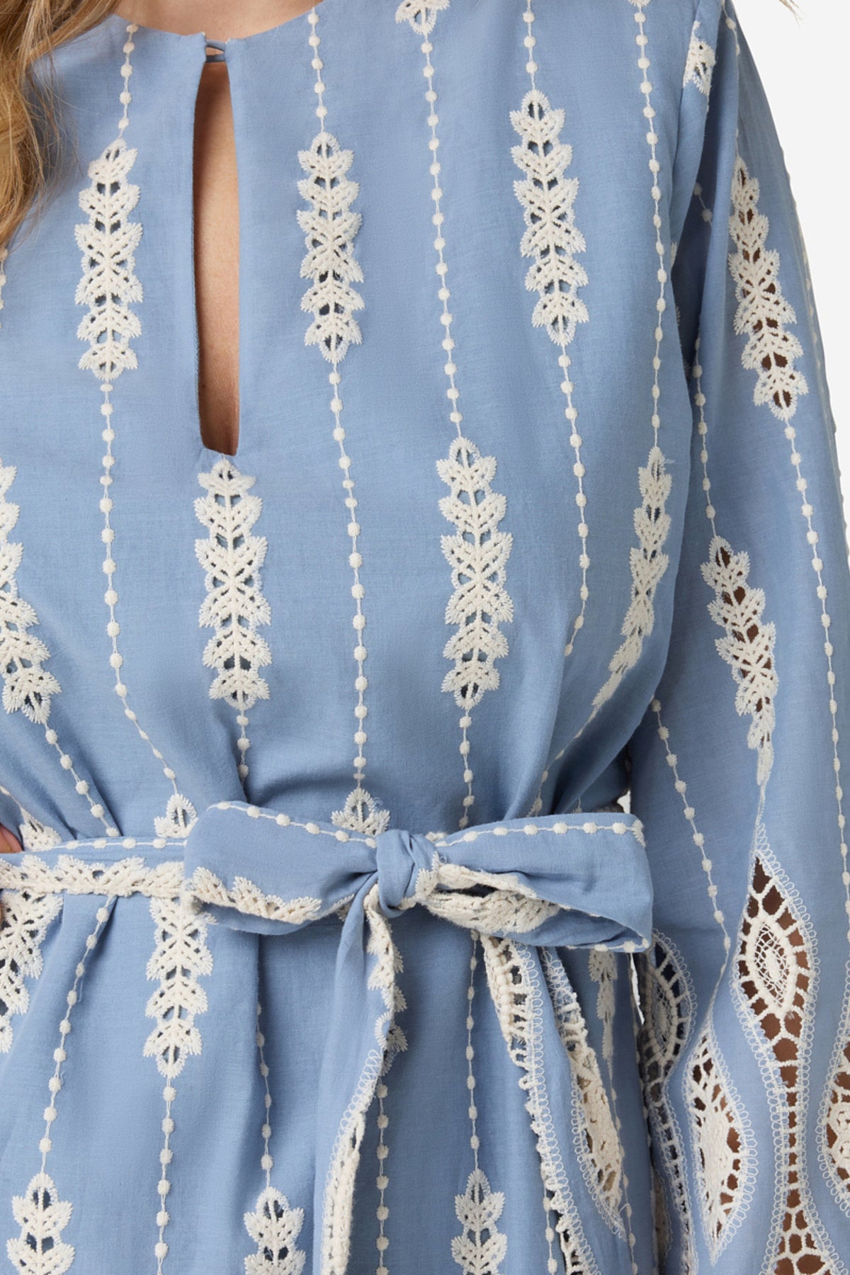 Ibana Danna Violetta blauwe jurk met bloemendetails, korte mouwen en elegante pasvorm voor dames.