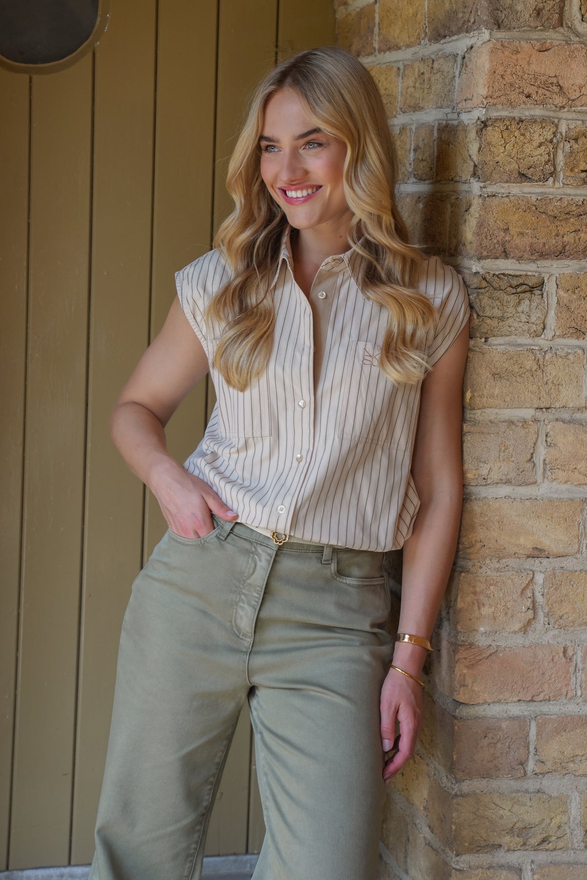 Nukus top Abby Stripe Sand met blauwe en witte strepen, licht en comfortabel voor dames.