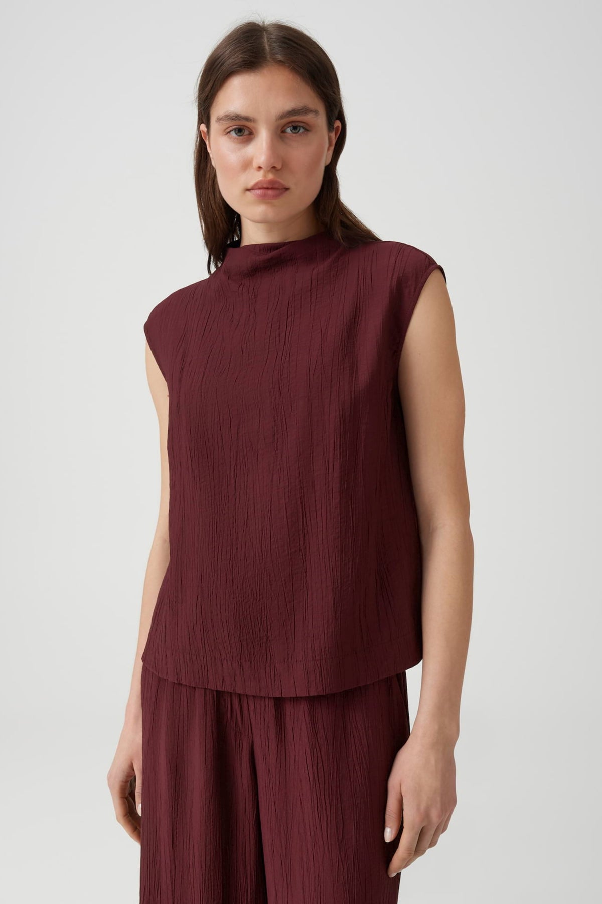 Blouse Focy Cherry Jam van Opus met een vrolijke kersenprint en ronde hals, gedragen door een vrouw in een lichte setting.