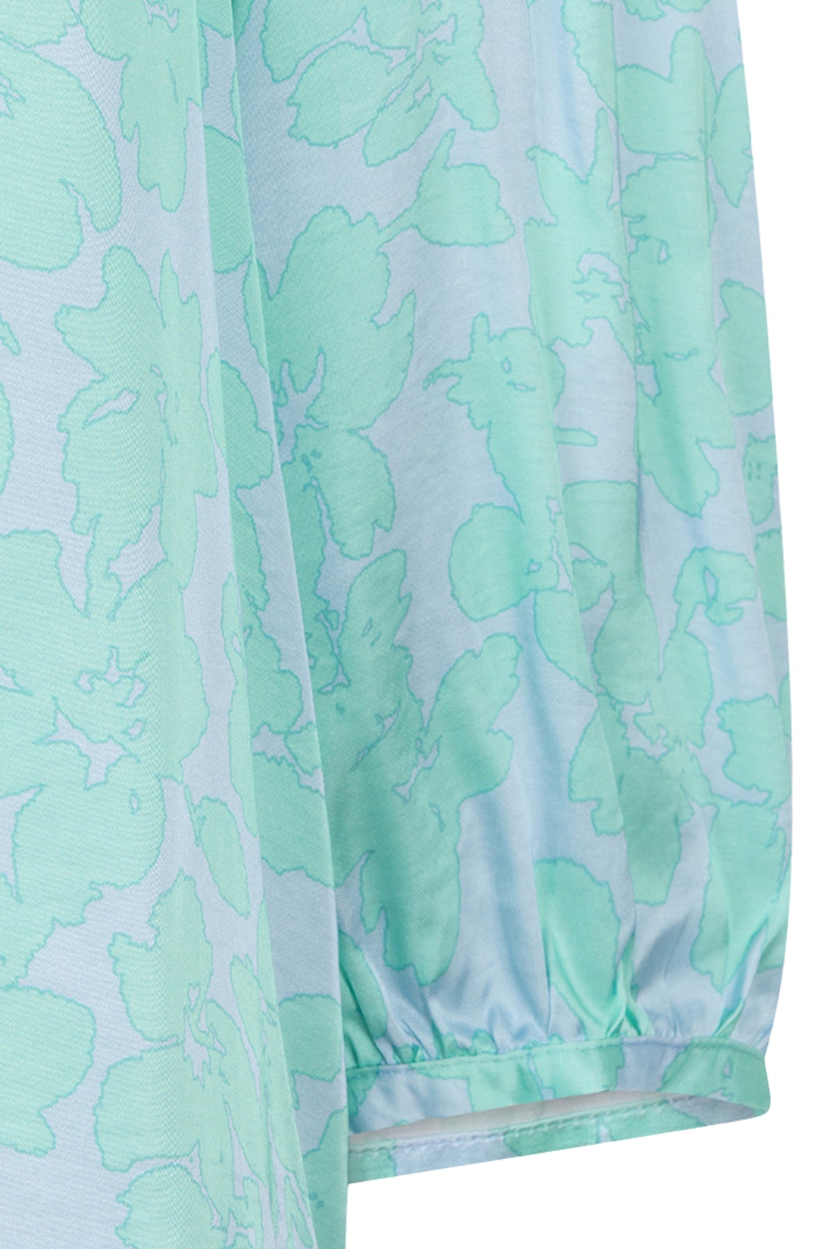 EsQualo V-hals blouse met daylight print, lichte stof en elegante pasvorm, zichtbaar in de afbeelding.