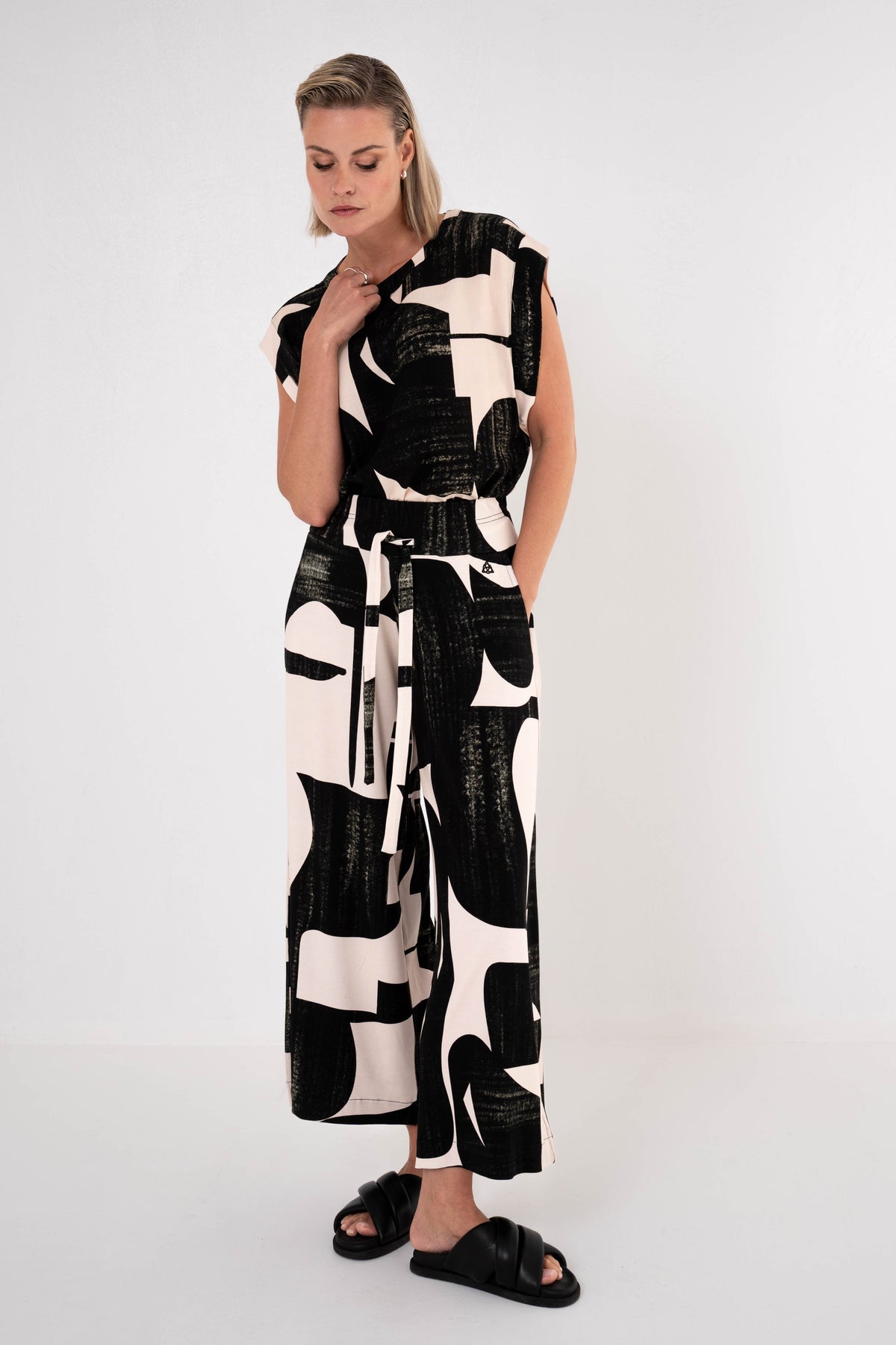 Broek Tolieke Flex Geo van Maicazz & Zizo, recht model met elastische taille en geometrische print, zichtbaar in de afbeelding.