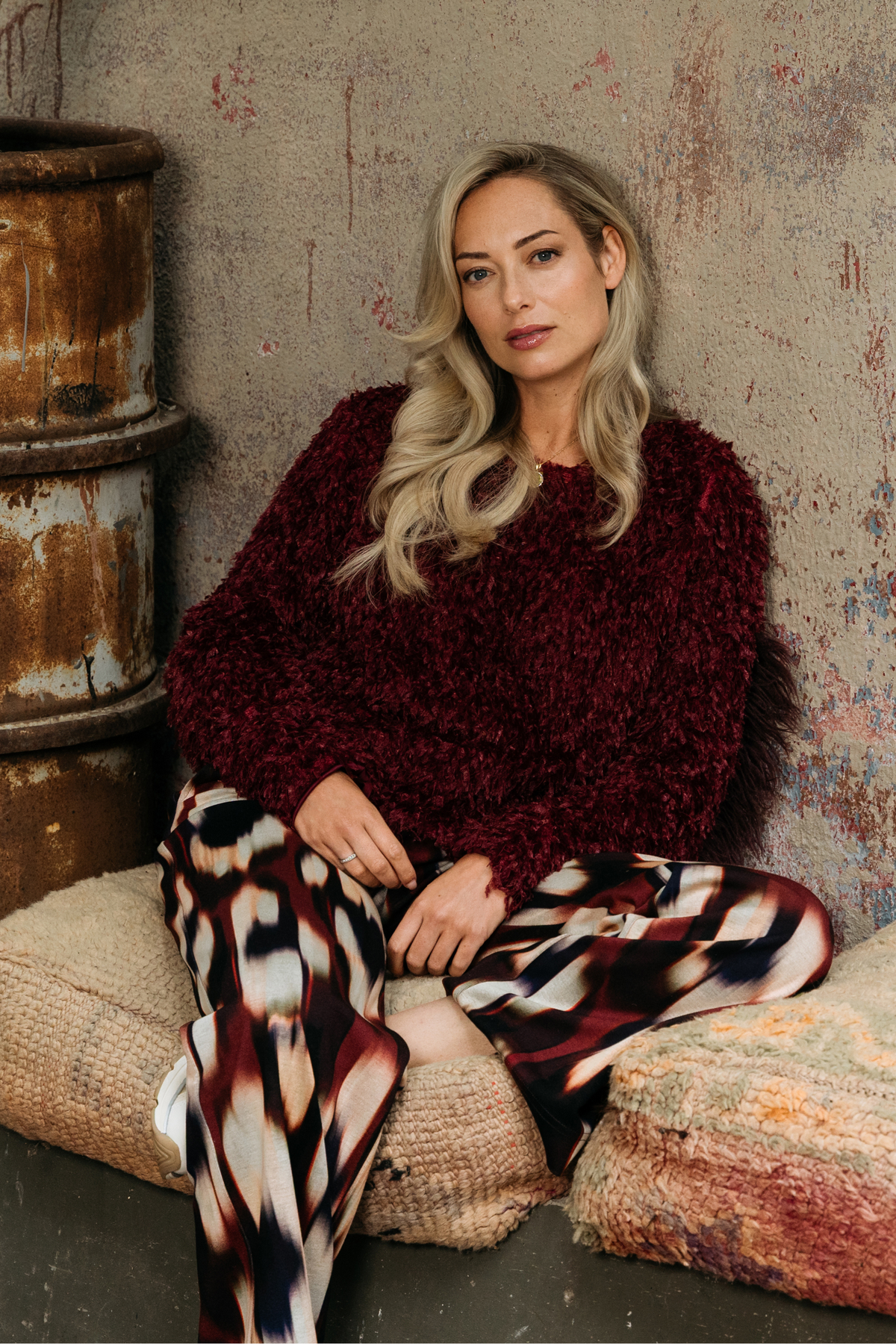 Donkerrode Heather wijnrode trui van &Co woman, zachte stof met een comfortabele pasvorm, zichtbaar op de afbeelding.