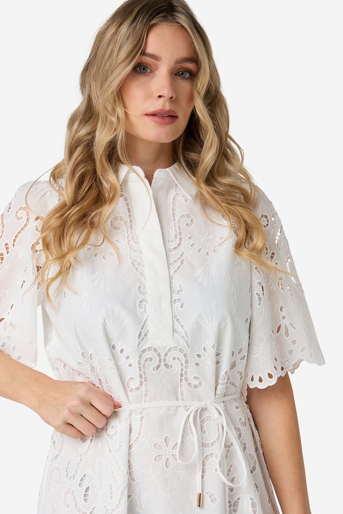 Witte Danya Perla jurk van Ibana met elegante pasvorm en zachte stof, gedragen door een model.