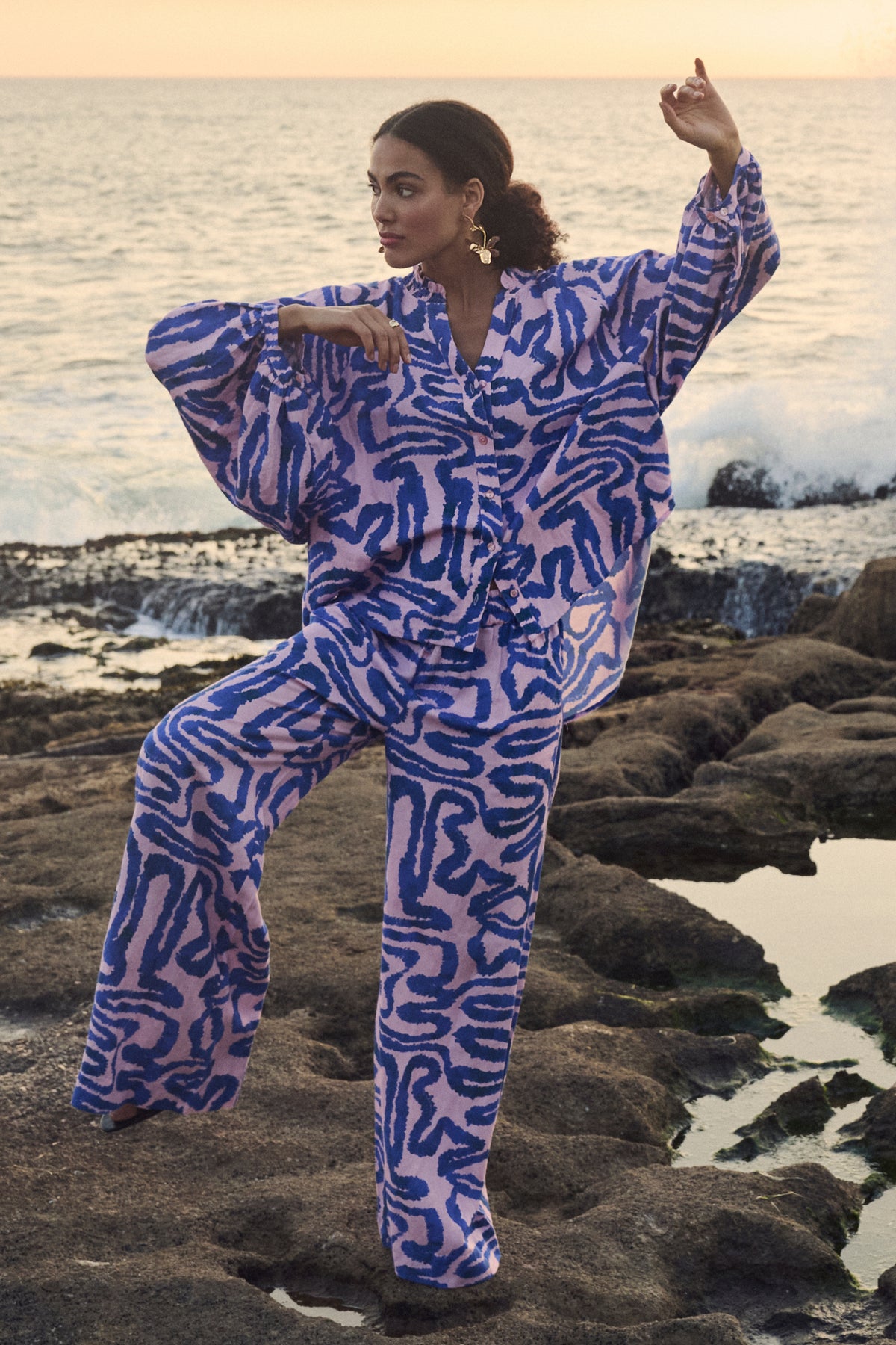 Linnen broek van POM Amsterdam met waves patroon in roze en multikleur, loszittend en comfortabel, voor dames.