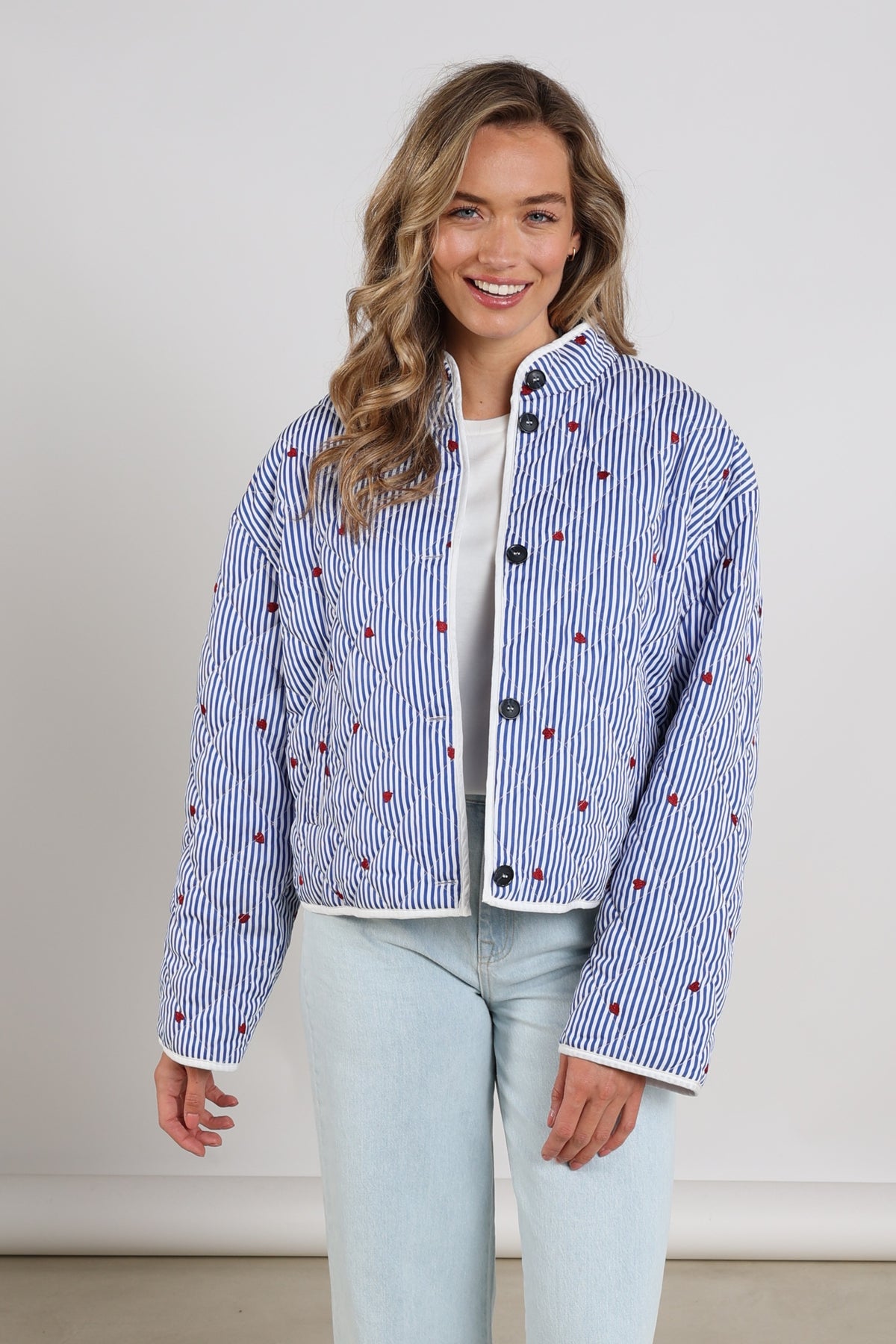 Nukus June jas in navyblauw met offwhite details, lichte bomberstijl met ritssluiting en opstaande kraag, zichtbaar in de afbeelding