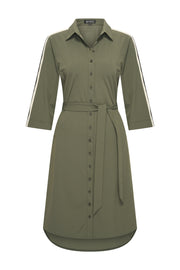 Mi Piace Travel Jurk Tape Deep Depth 202665, elegante jurk met diepe halslijn en comfortabel ontwerp, zichtbaar op de afbeelding.