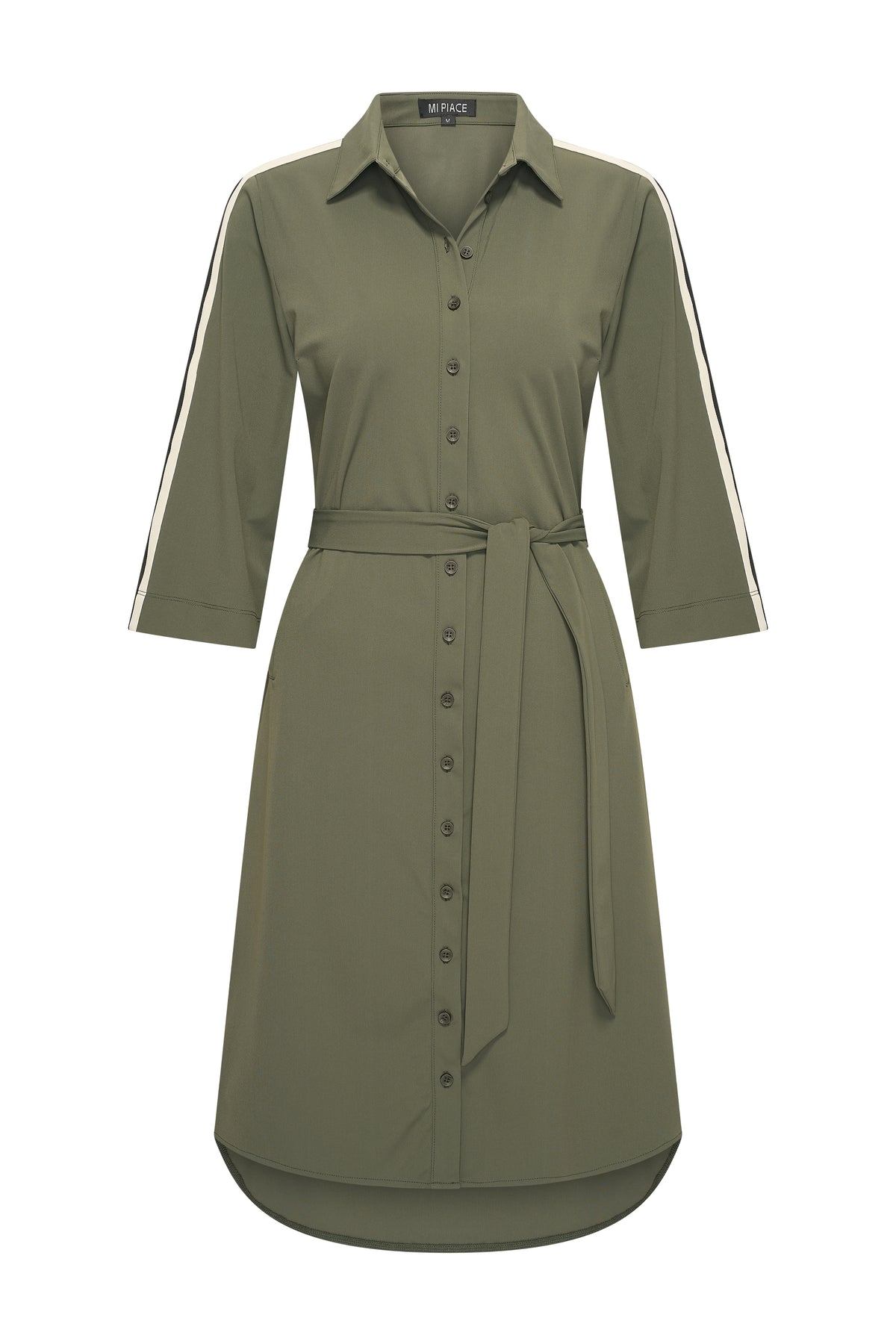 Mi Piace Travel Jurk Tape Deep Depth 202665, elegante jurk met diepe halslijn en comfortabel ontwerp, zichtbaar op de afbeelding.