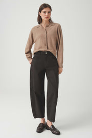 Lissie Bolde Affogato broek van Opus met comfortabele pasvorm en modieus design, zichtbaar in de afbeelding.