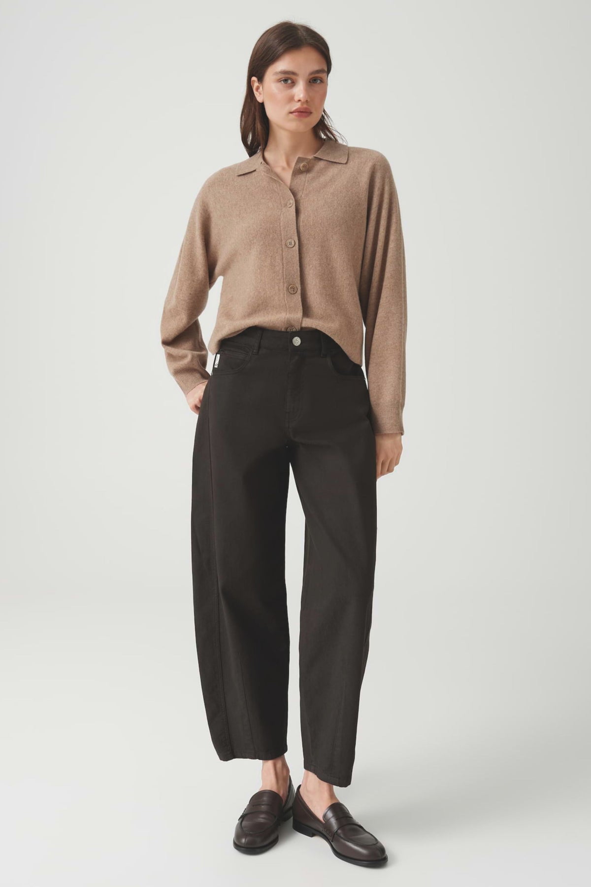 Lissie Bolde Affogato broek van Opus met comfortabele pasvorm en modieus design, zichtbaar in de afbeelding.