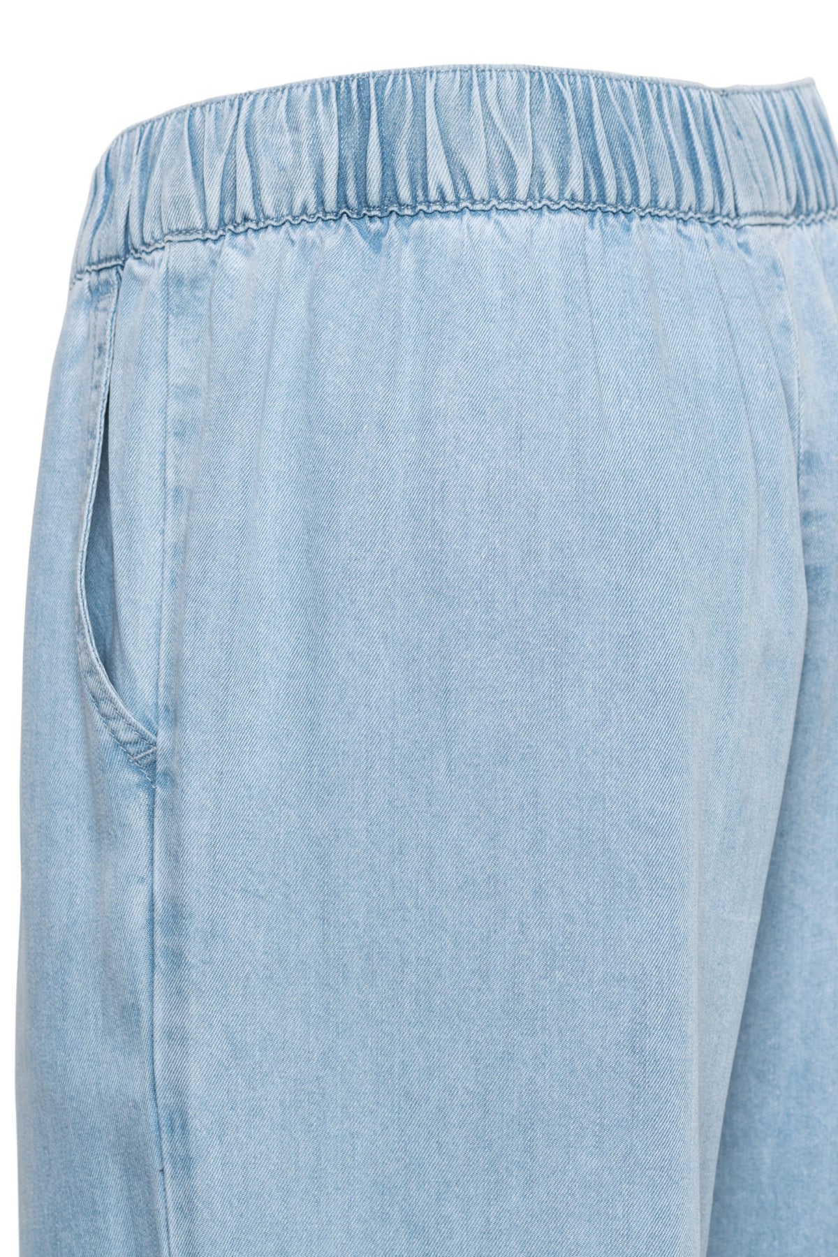 Lichte denim broek Jenny Light van &Co woman, getailleerd met klassieke jeansstijl en opvallende lichte wassing.
