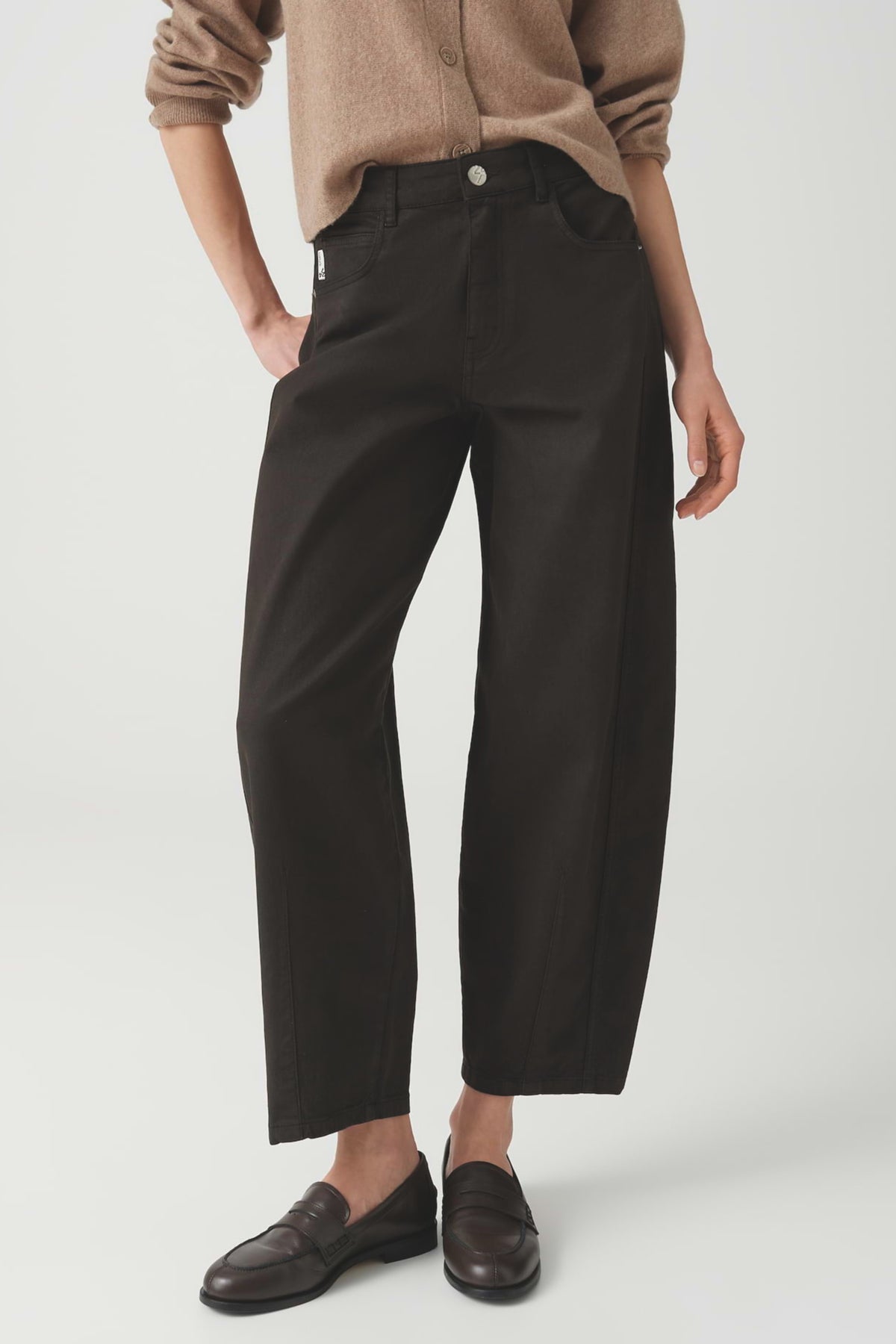 Lissie Bolde Affogato L28 broek van Opus, lichtgewicht en comfortabele damesbroek met rechte pasvorm en elastische taille.