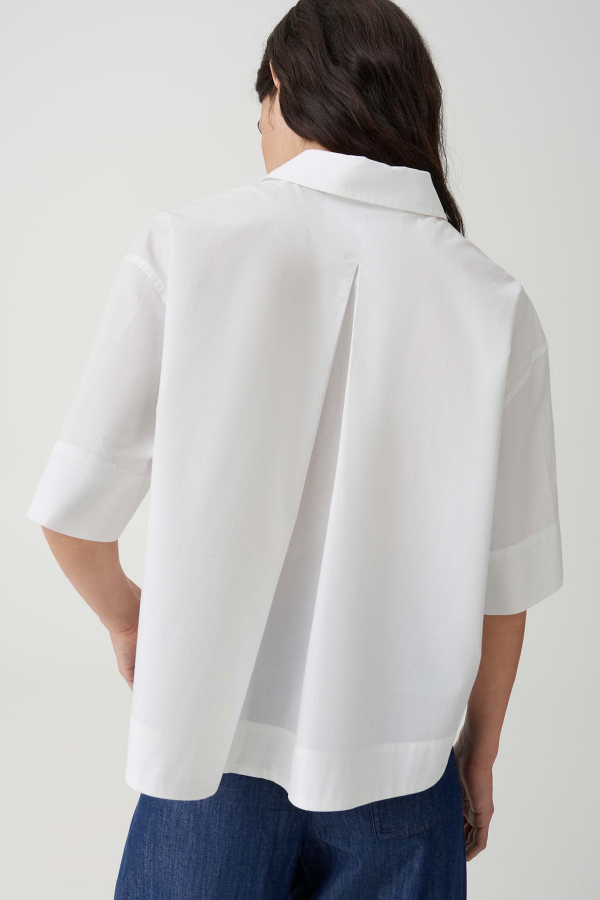 Witte blouse van Opus met lange mouwen en knoopsluiting, gedragen door een model op een witte achtergrond.