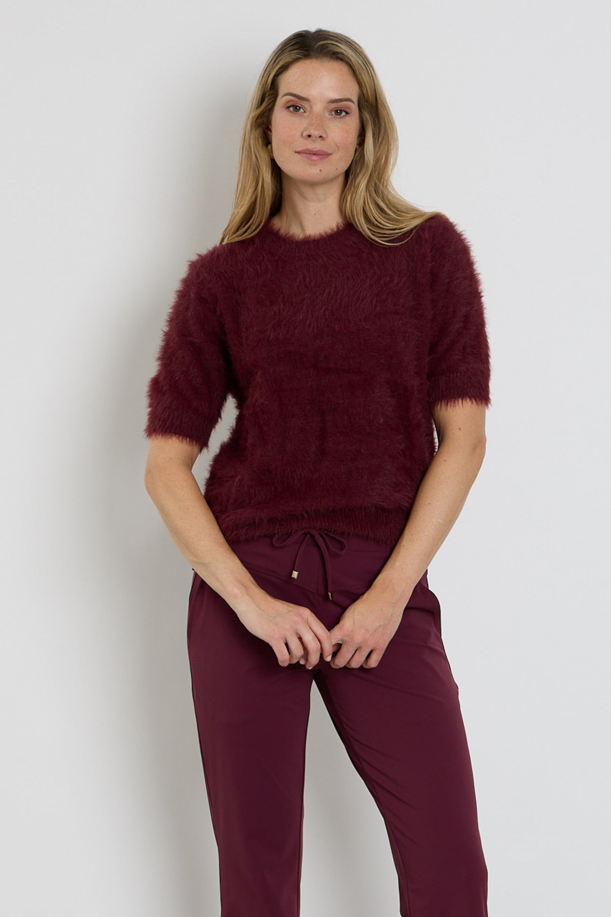 Zoso Judith Bordeaux trui met ronde hals en lange mouwen, comfortabel en warm, in bordeaux kleur, zichtbaar in de afbeelding.