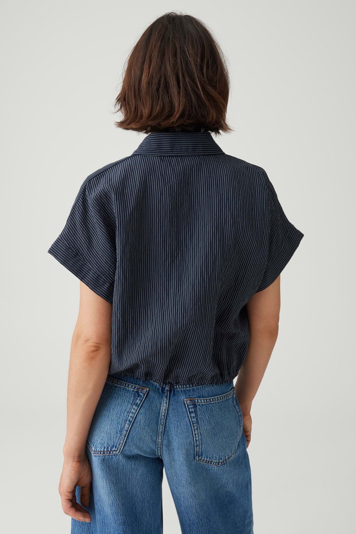 Blouse Flaneta in coalblauw van Opus, zachte stoffen, ronde hals, lange mouwen, gedragen door een model op een witte achtergrond.
