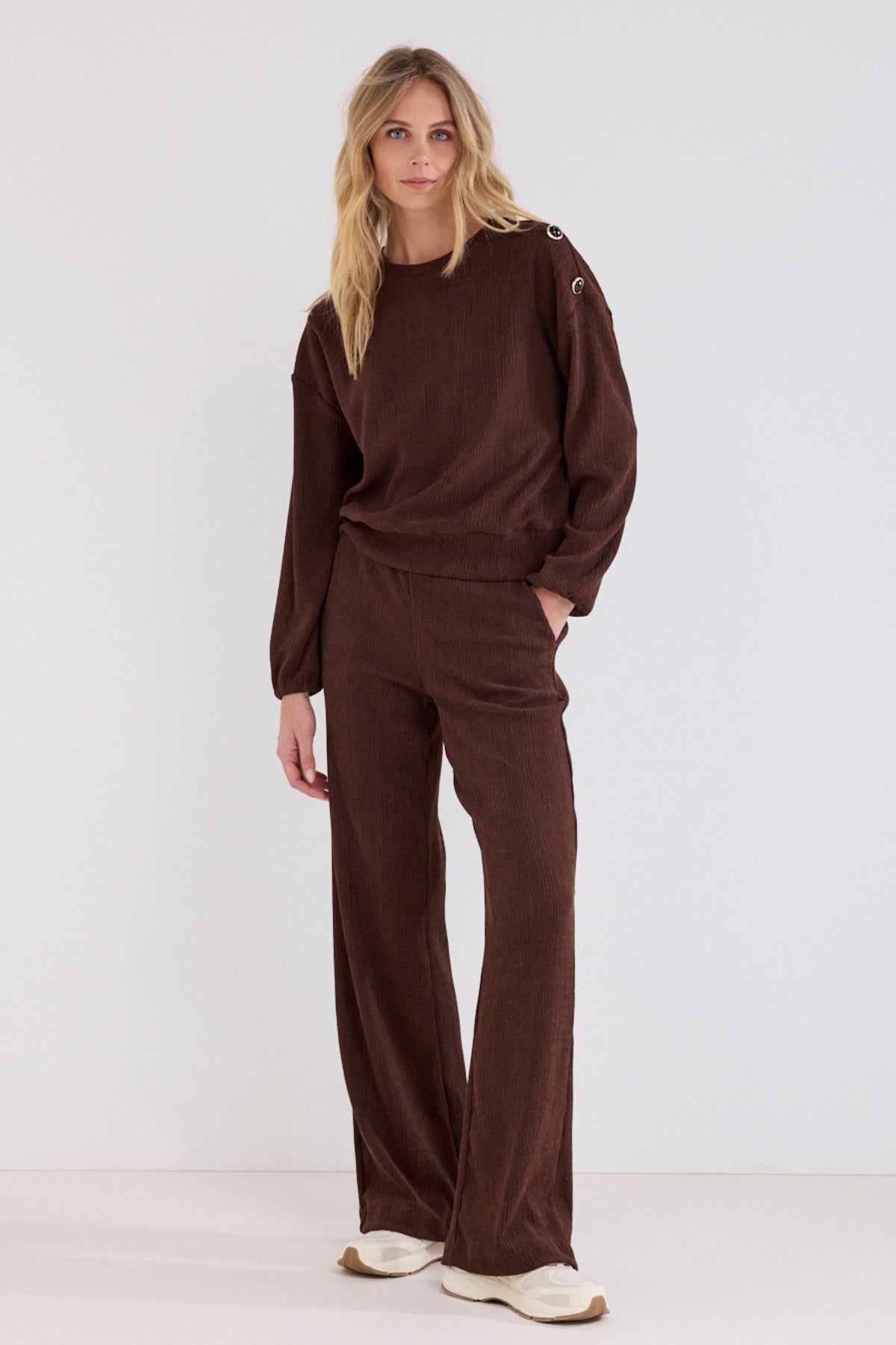 Knitted brede broek in chocoladebruin van Tramontana, losvallend model met wijde pijpen en comfortabele pasvorm.