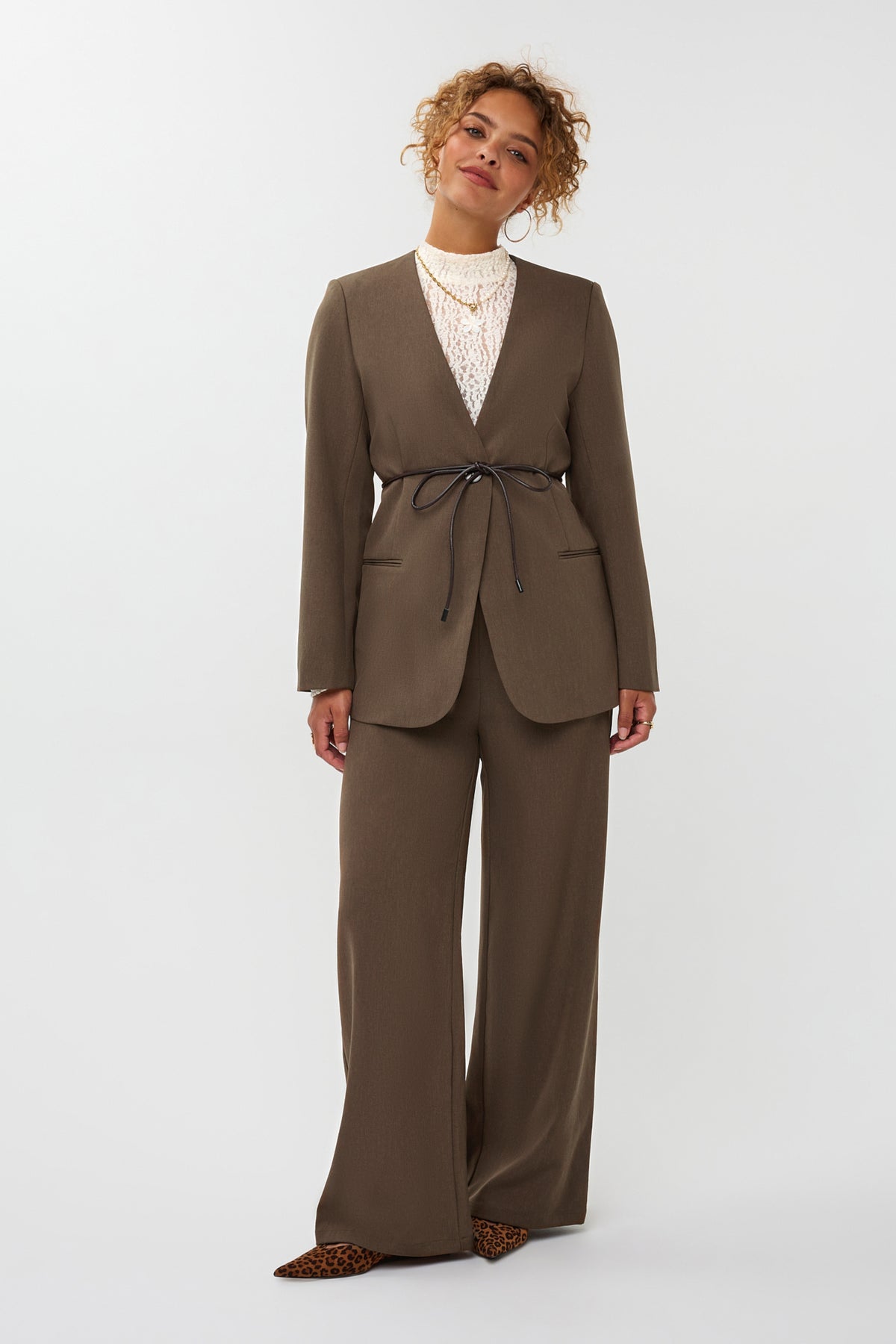 Lichte Ydence Yade Mud broek met rechte pasvorm en elastische taille, gedragen door een model op een neutrale achtergrond.