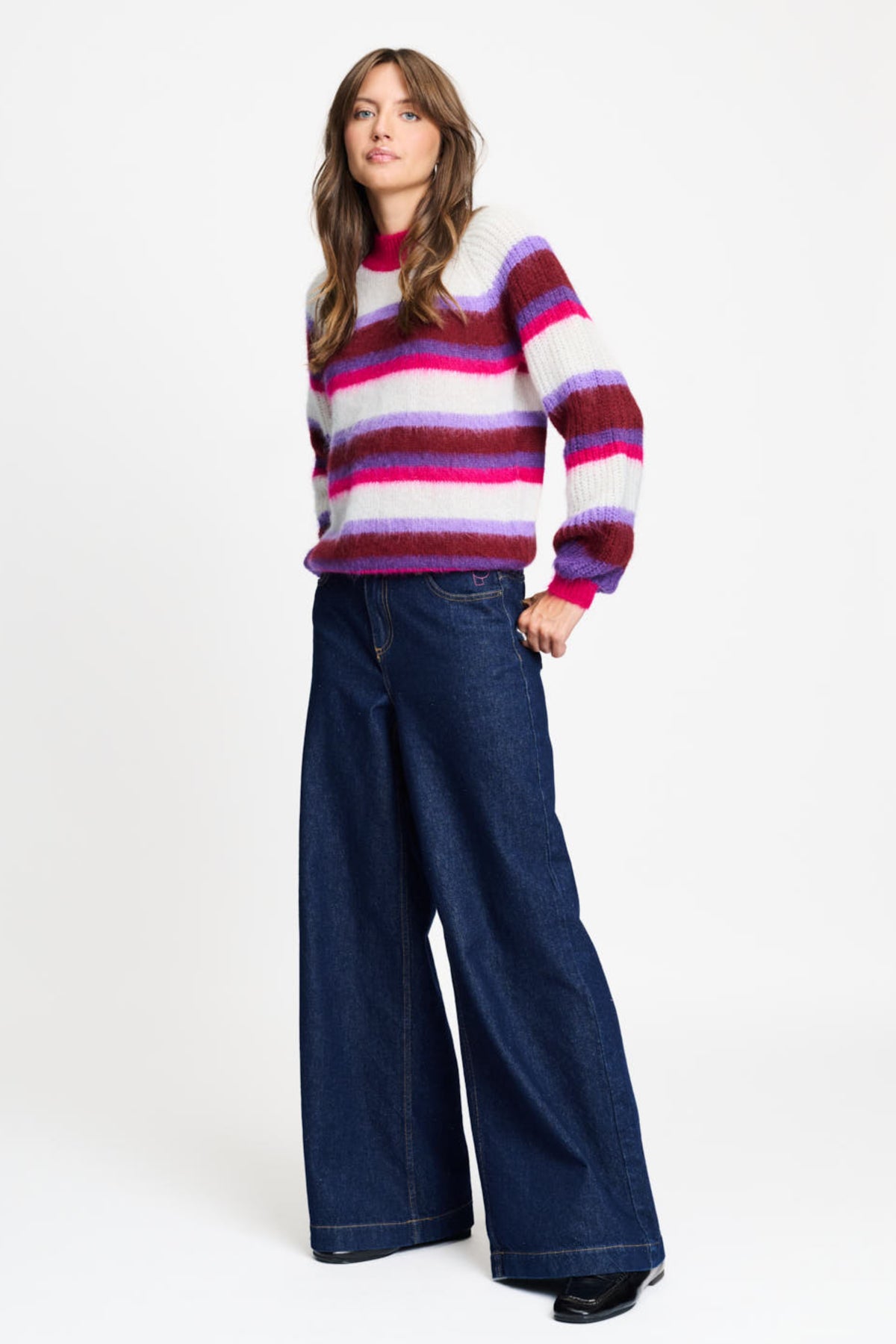 POM Amsterdam Faye gestreepte rode trui met lange mouwen en ronde hals, zachte en comfortabele look.