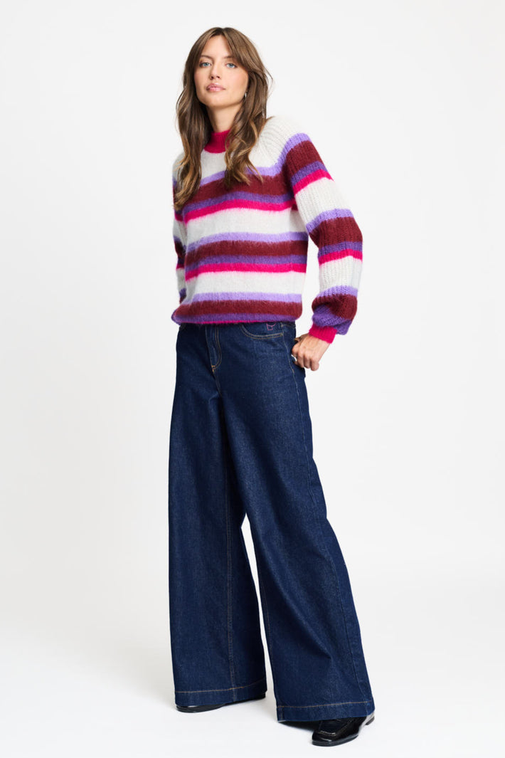 POM Amsterdam Faye gestreepte rode trui met lange mouwen en ronde hals, zachte en comfortabele look.