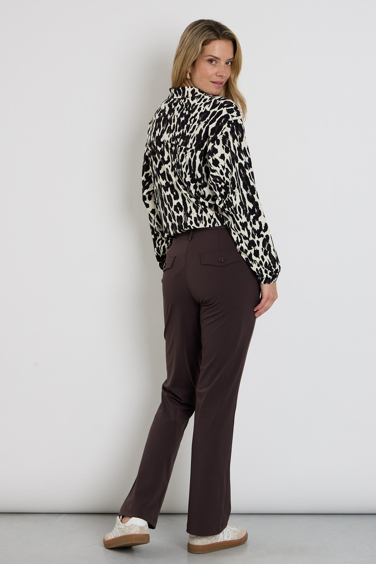 Zoso Travel Blouse Daphne in zwart espresso, stijlvolle blouse met comfortabele pasvorm en elegante uitstraling.