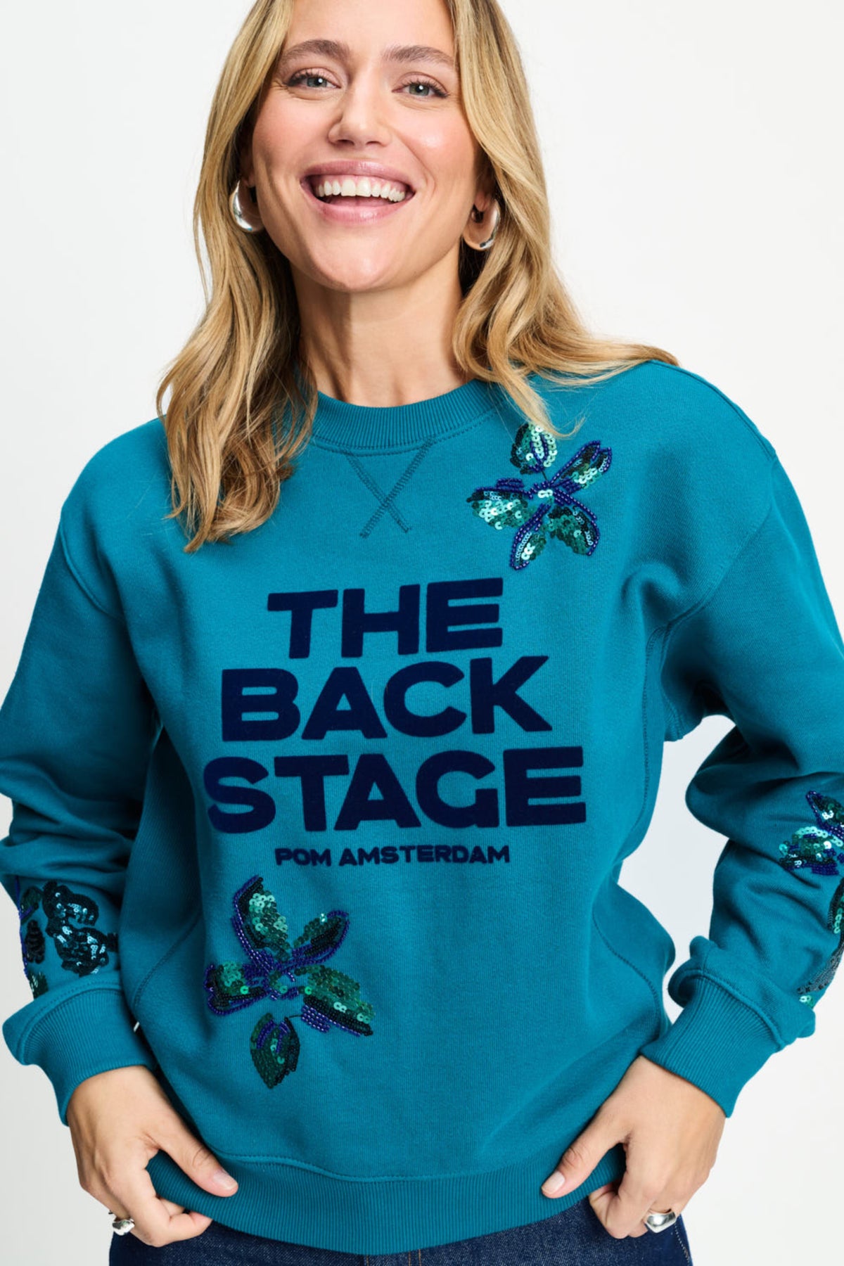 Groene POM Amsterdam Sascha The Backstage sweater met ronde hals en zachte katoenen stof, gedragen door een model.