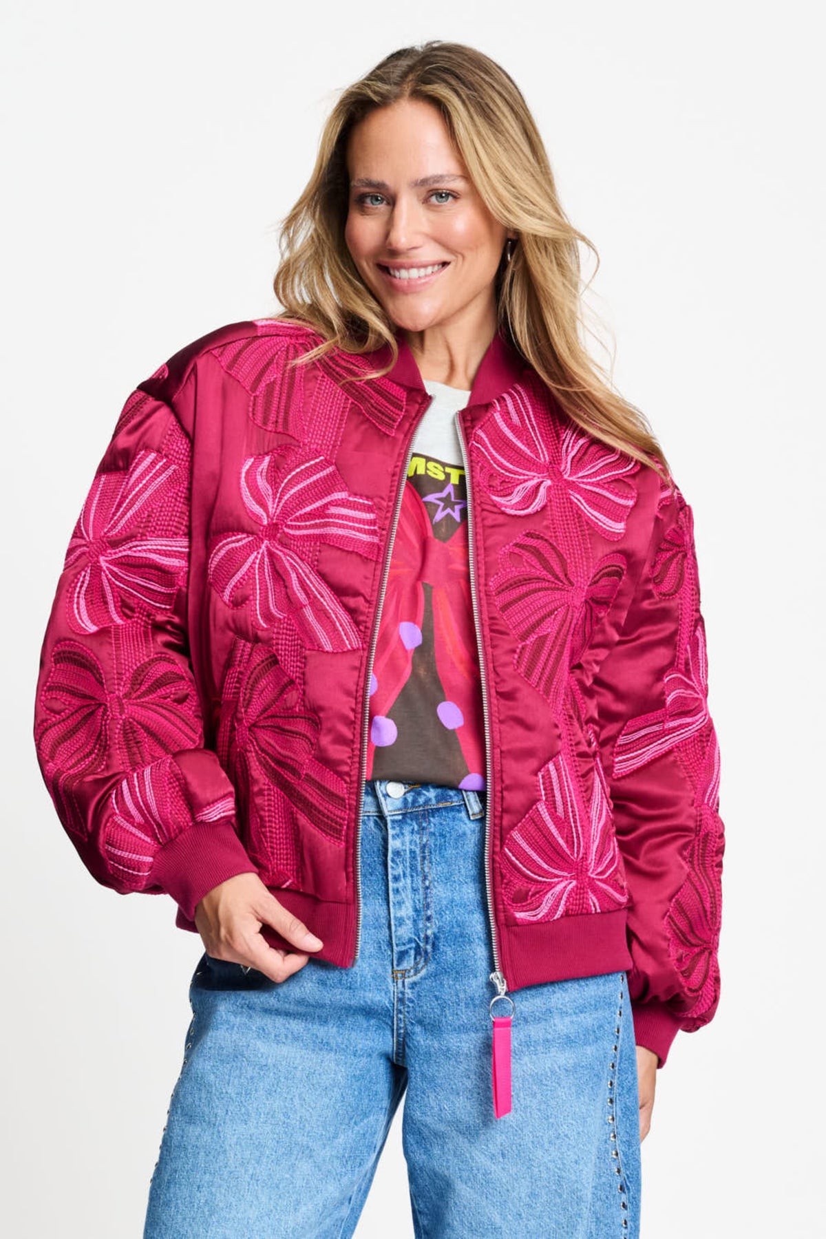 POM Amsterdam Ashley geborduurde jas met strikdetails, lichtgewicht jas met elegante afwerking en modieuze uitstraling.